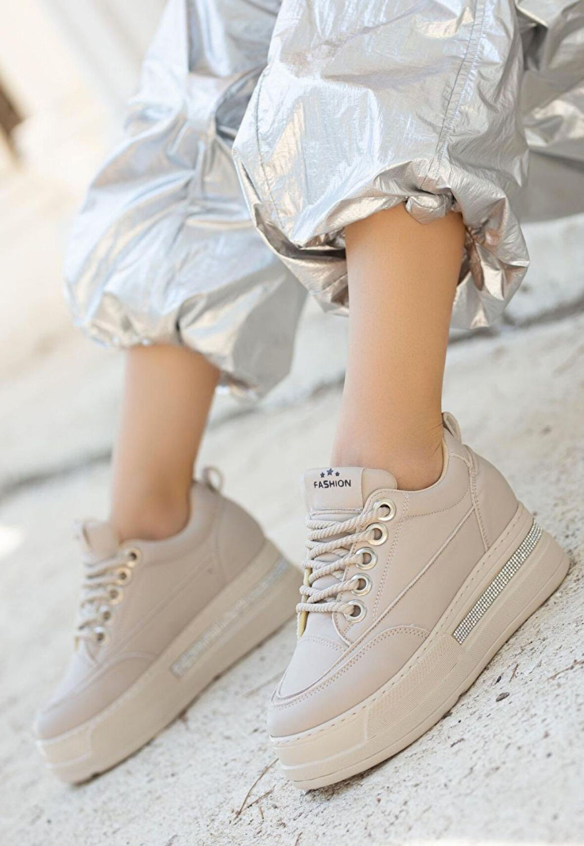 Ortopedik Topuk Dikenine Karşı Özel Üretim Gizli Topuklu Bağcıklı Spor Ayakkabı Cilt Bej Topuk Boyu 8 Cm