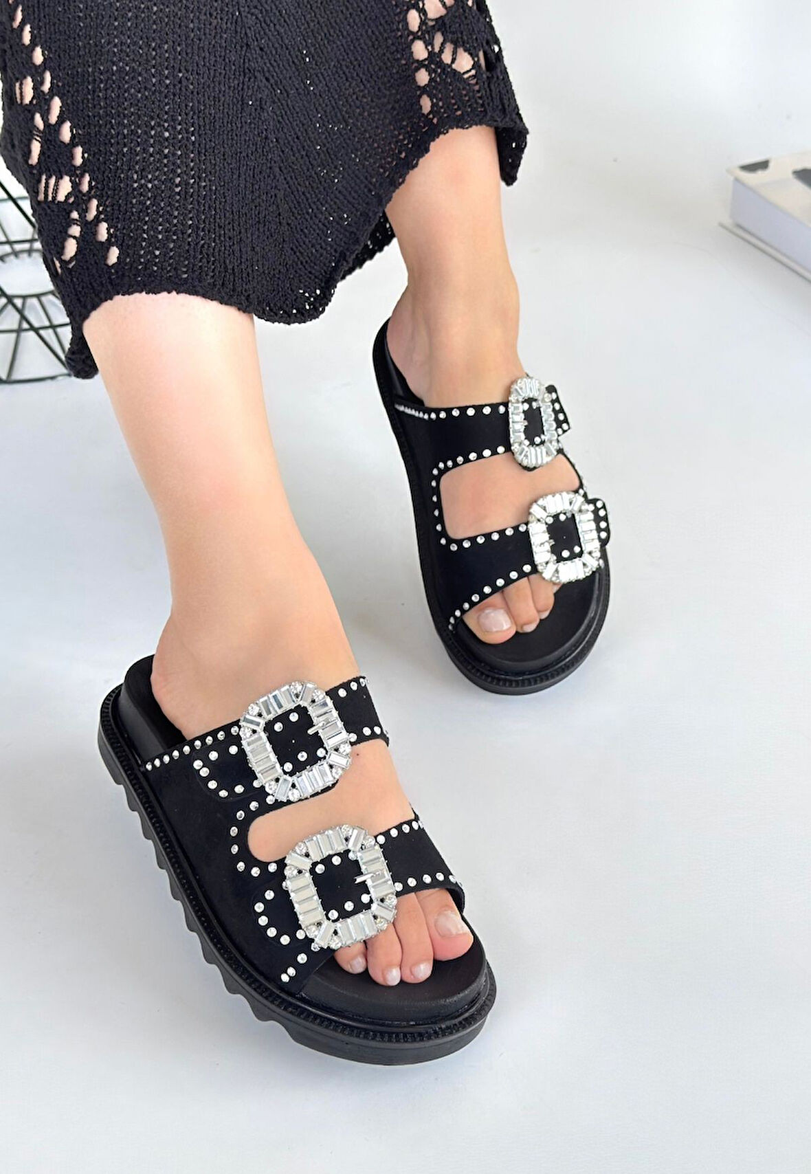 Kemerli Taşlı Terlik Nubuk Siyah Topuk Boyu 3 Cm