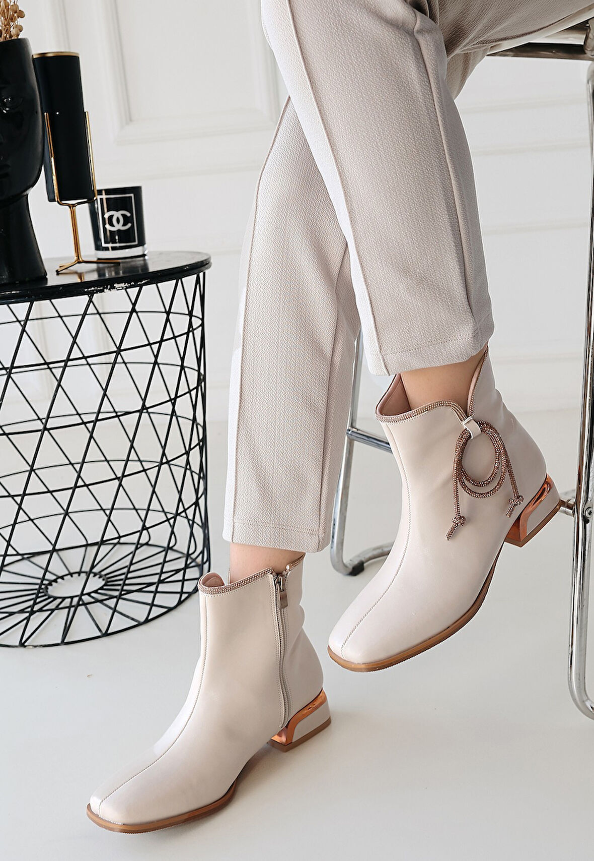 Küt Burun Yandan Fermuarlı Topuklu Bot Cilt Bej Topuk Boyu 3 Cm