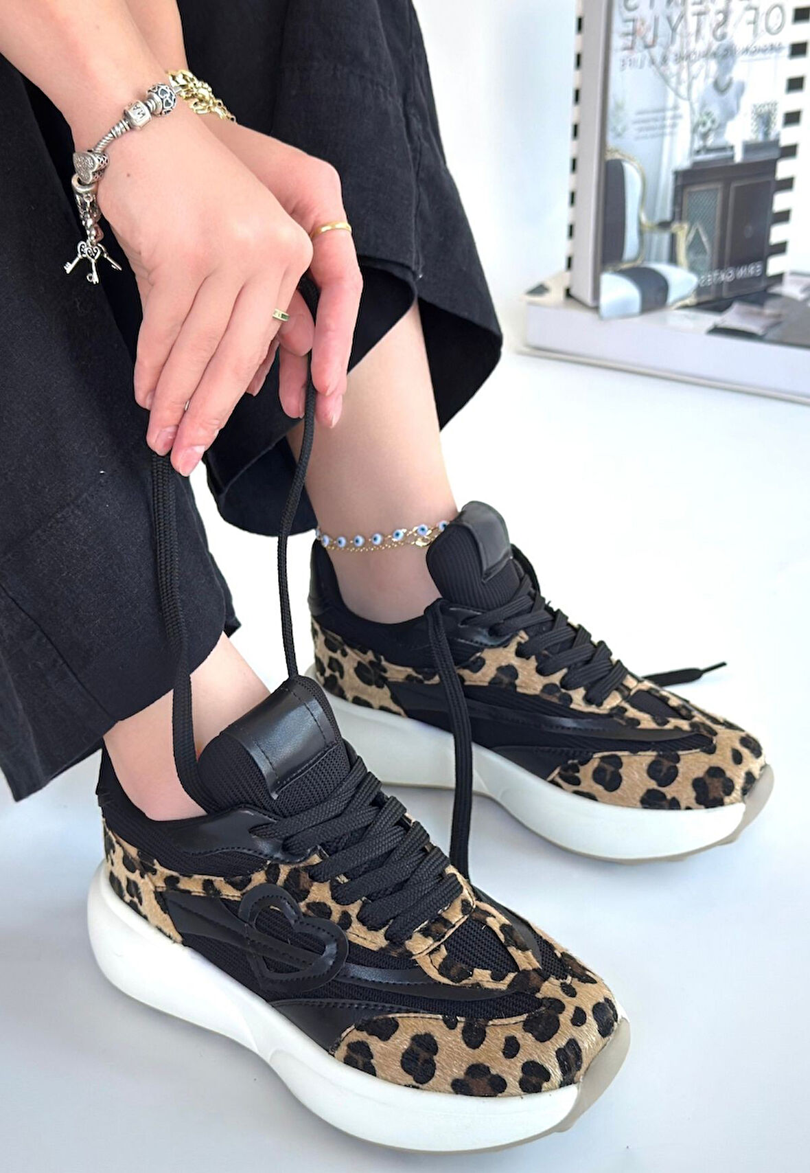 Beyaz Tabanlı Ortopedik Topuk Dikenine Karşı Özel Üretim Bağcıklı Spor Ayakkabı Nubuk Leopar Topuk Boyu 4 Cm