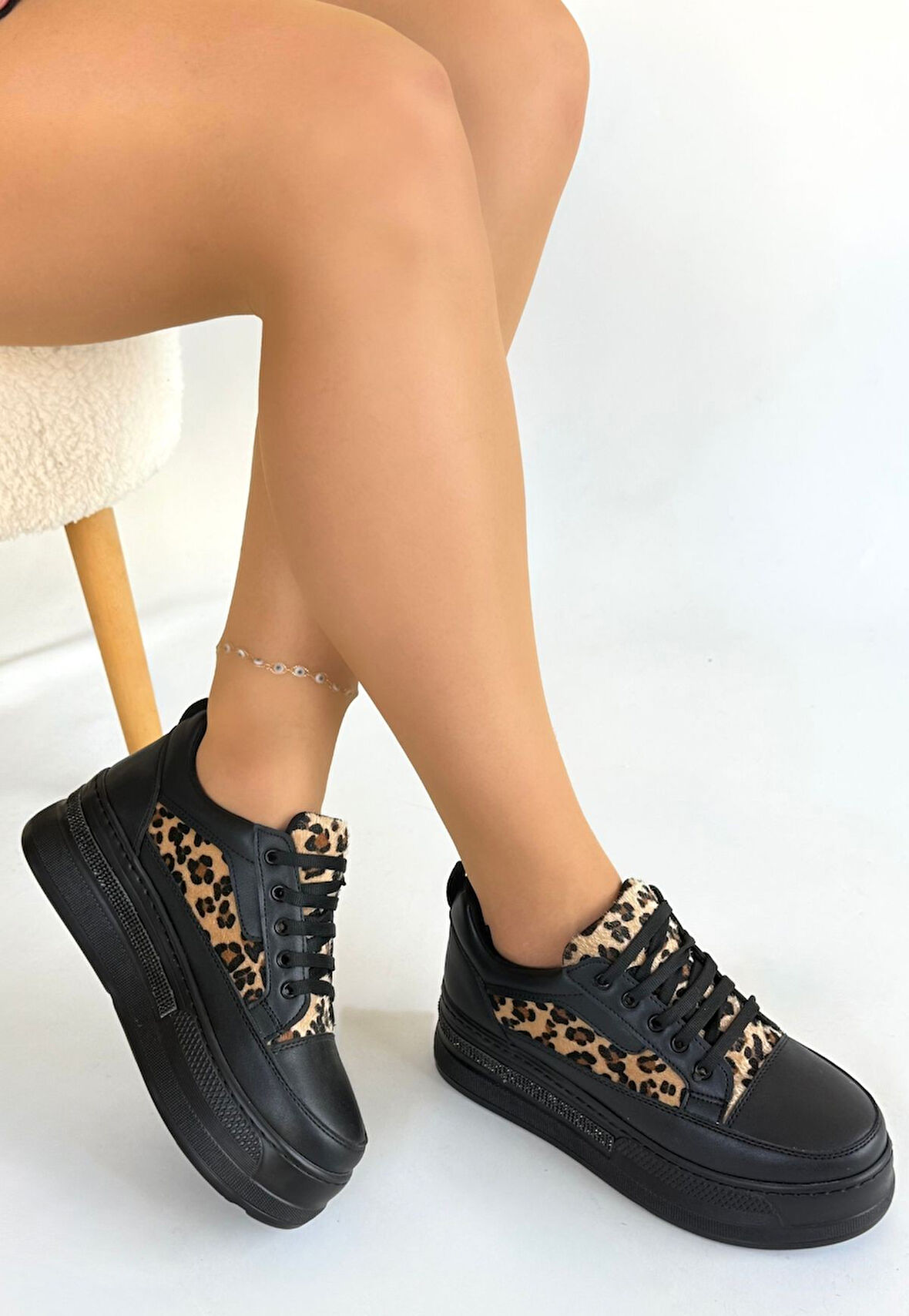 Leopar Detaylı Ortopedik Bağcıklı Spor Ayakkabı Cilt Siyah Topuk Boyu 4 Cm