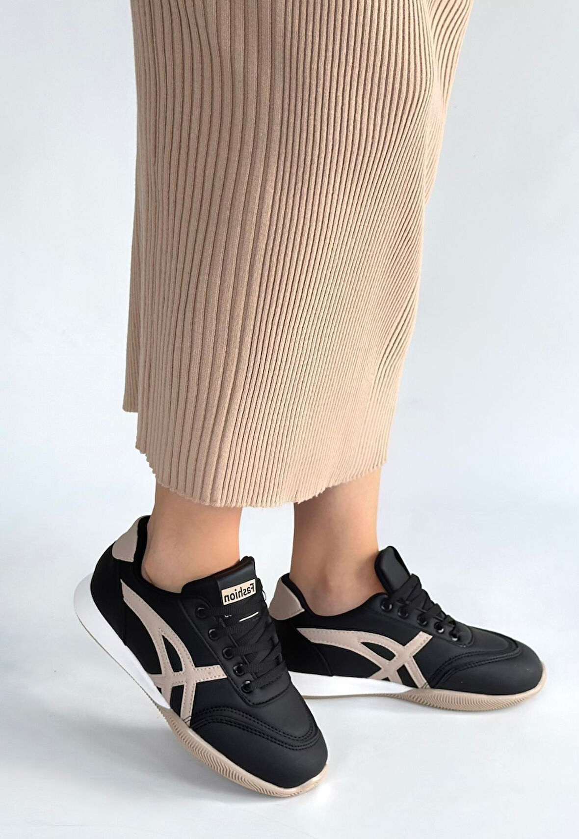 Bej Detaylı Ortopedik Topuk Dikenine Karşı Özel Üretim Bağcıklı Spor Ayakkabı Cilt Siyah Topuk Boyu 2 Cm