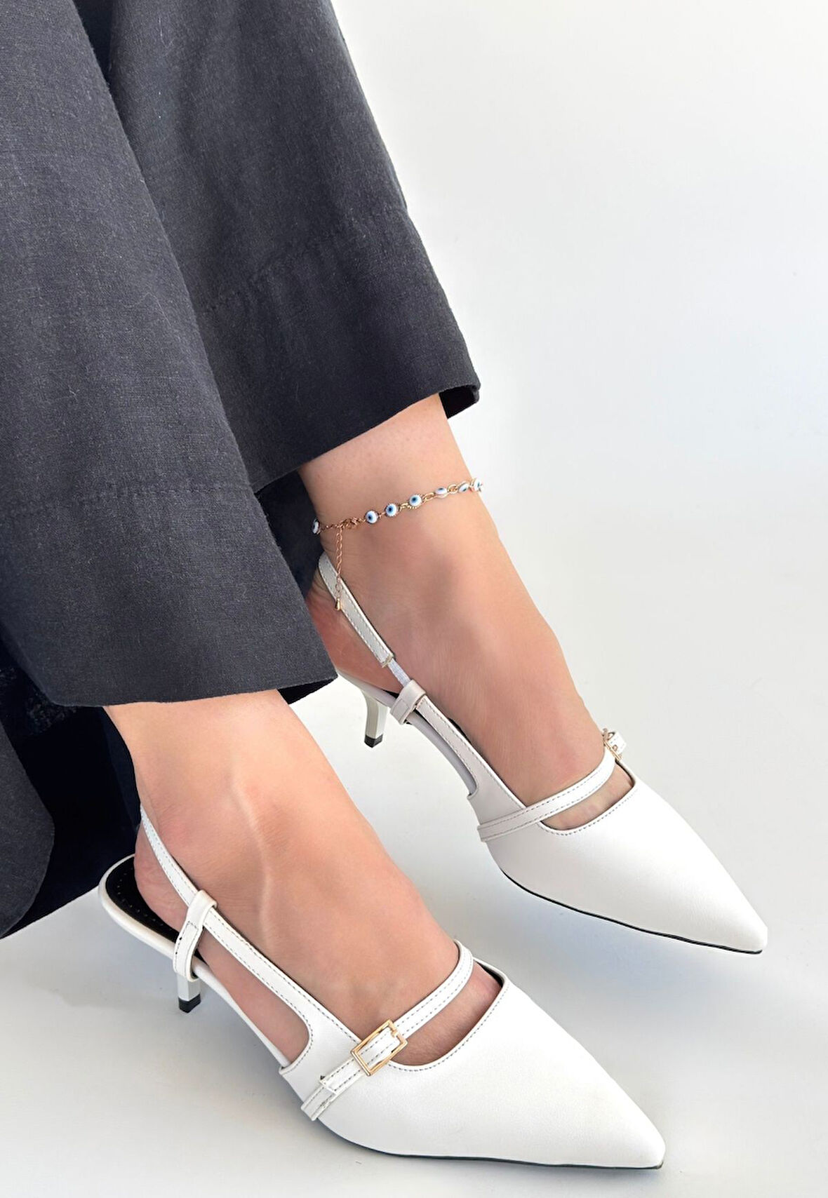 Sivri Burun Arkası Açık Kemerli Topuklu Ayakkabı Beyaz Topuk Boyu 7 Cm