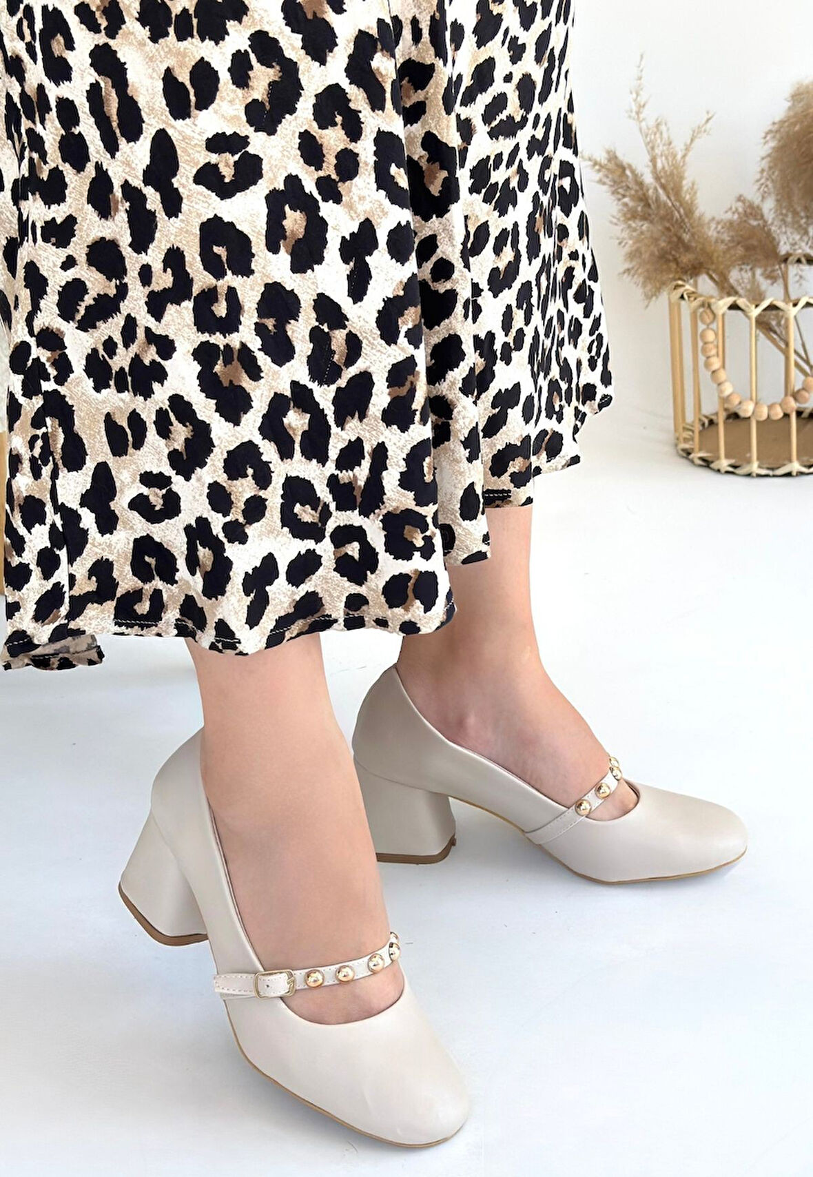 Küt Burun Kemerli Topuklu Ayakkabı Bej Topuk Boyu 7 Cm