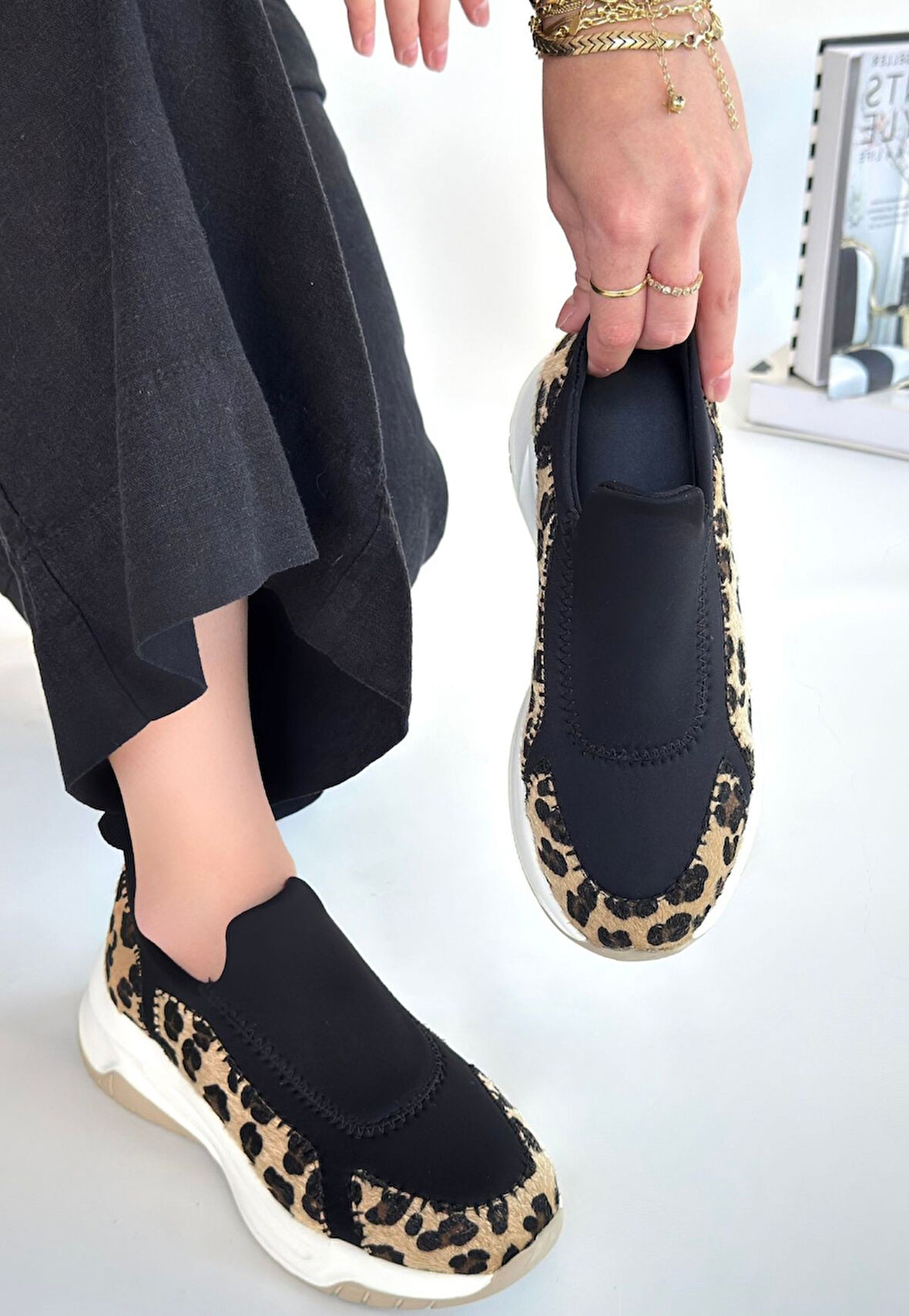 Beyaz Tabanlı Ortopedik Topuk Dikenine Karşı Özel Üretim Spor Ayakkabı Süet Leopar Topuk Boyu 4 Cm