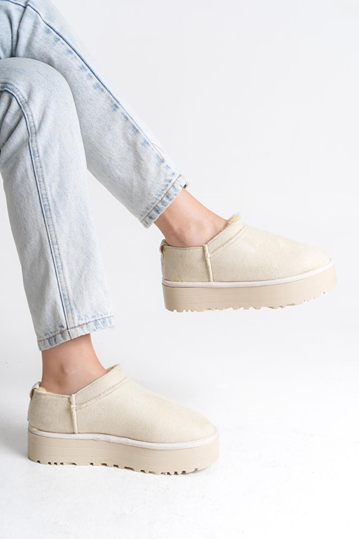 İçi Kürklü Bot Süet Bej Topuk Boyu 4 Cm