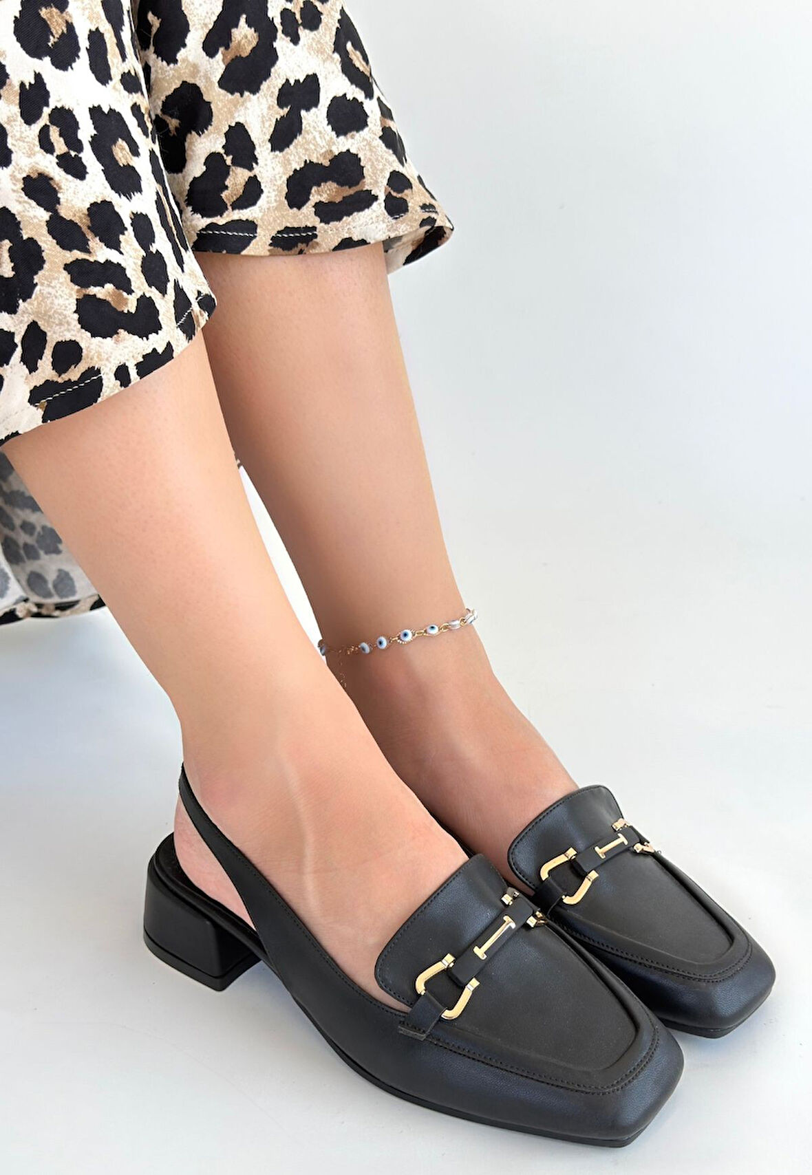 Tokalı Küt Burun Topuklu Ayakkabı Siyah Topuk Boyu 3 Cm