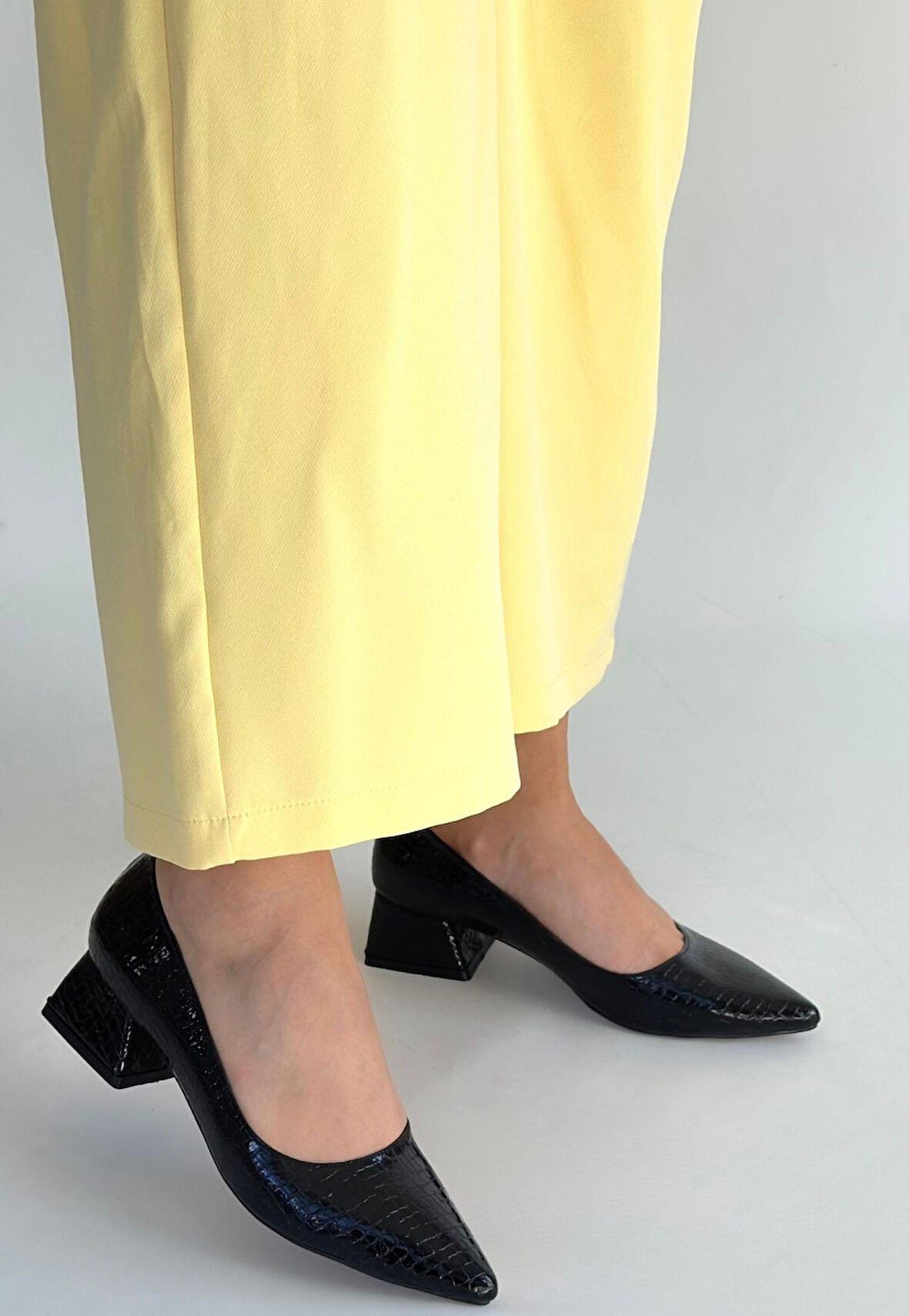 Sivri Burun Topuklu Ayakkabı Siyah Topuk Boyu 3,5 Cm