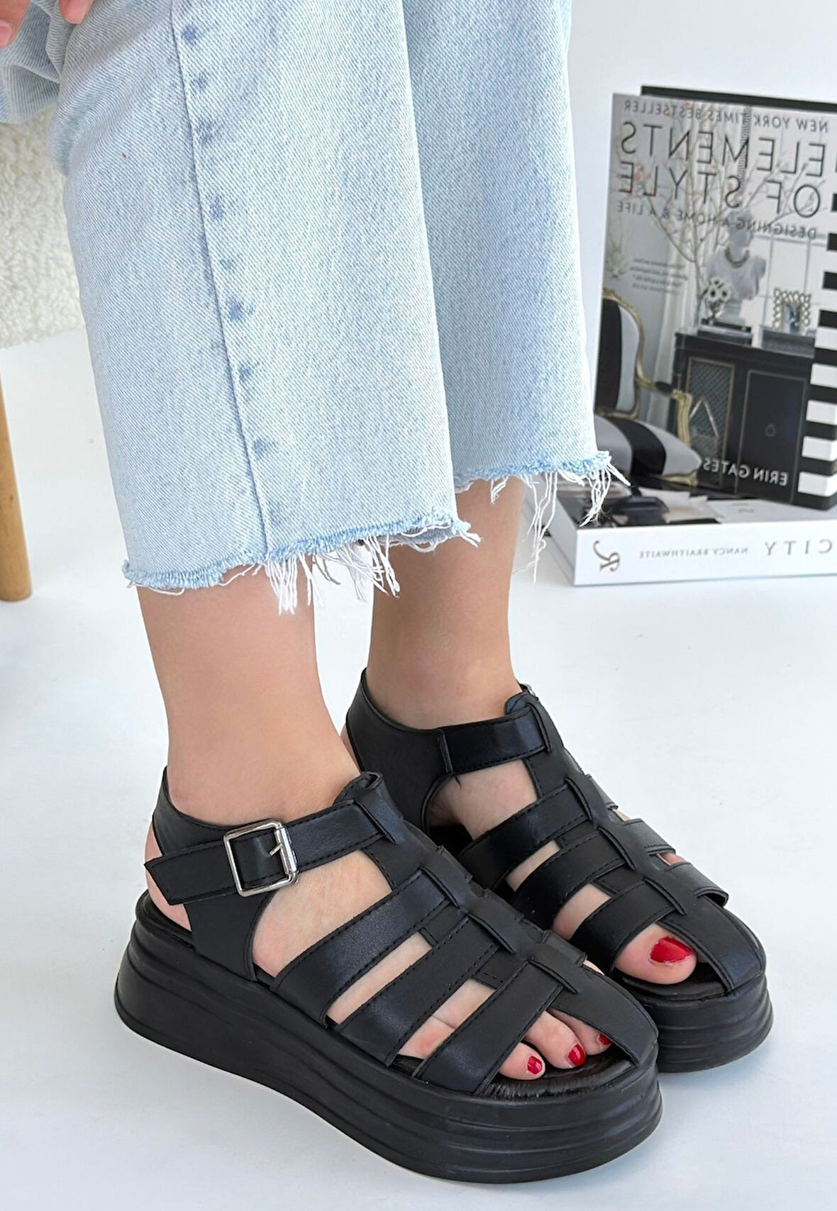 Kemerli Ortopedik Sandalet Cilt Siyah Topuk Boyu 5 Cm