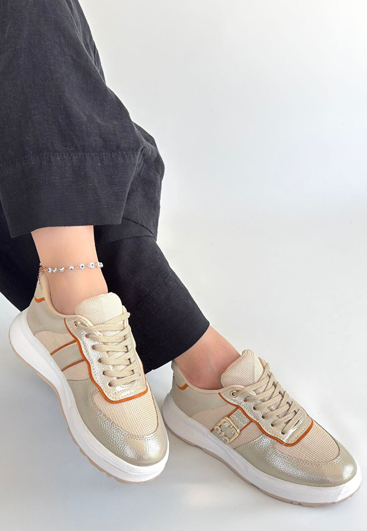 Beyaz Tabanlı Ortopedik Topuk Dikenine Karşı Özel Üretim Bağcıklı Spor Ayakkabı Cilt Bej Topuk Boyu 3 Cm