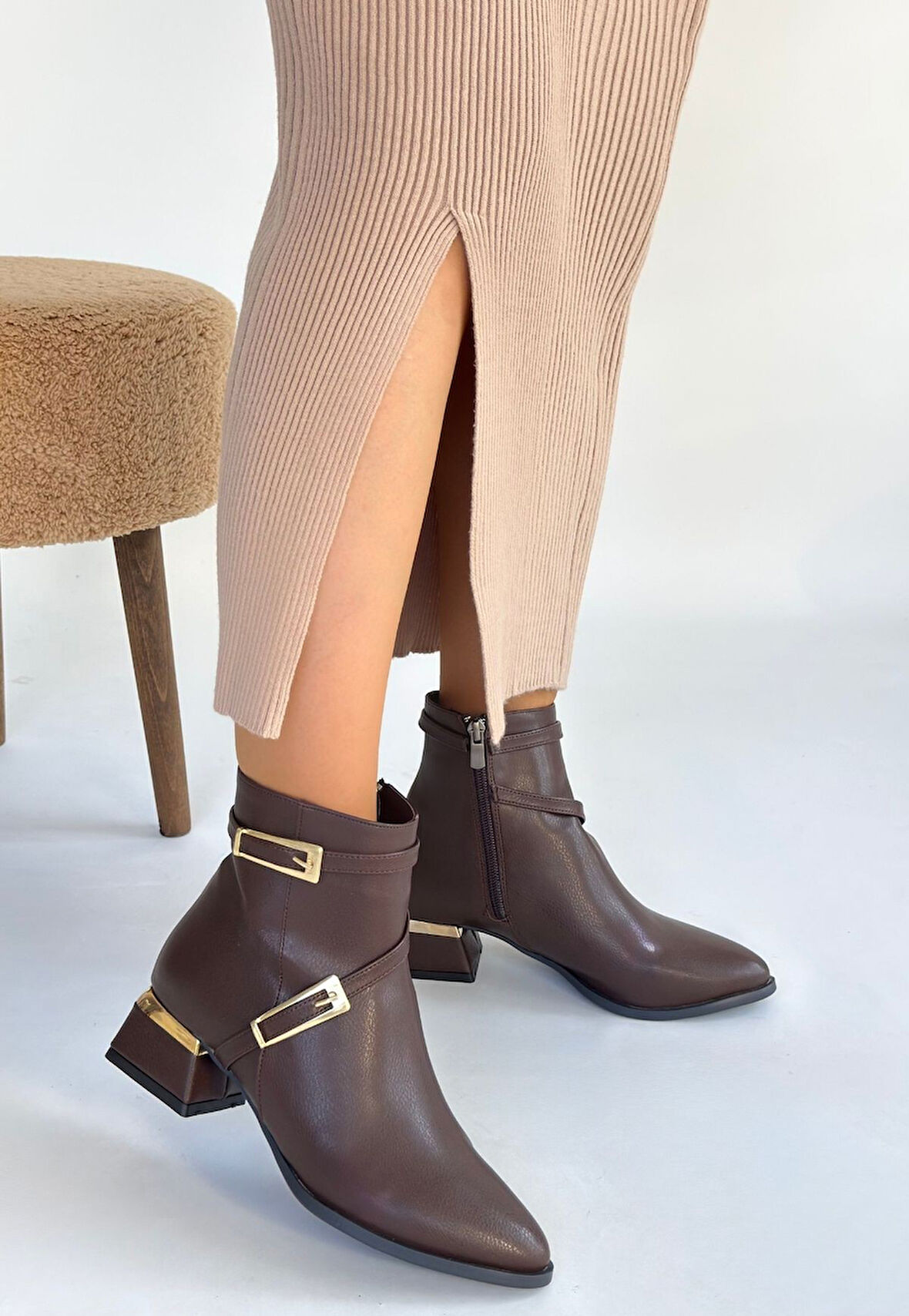 Tokalı Sivri Burun Yandan Fermuarlı Topuklu Bot Kahverengi Topuk Boyu 3 Cm