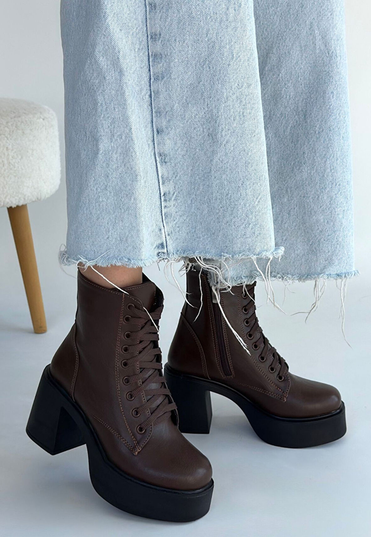 Yandan Fermuarlı Bağcıklı Topuklu Bot Cilt Kahverengi Topuk Boyu 8 Cm