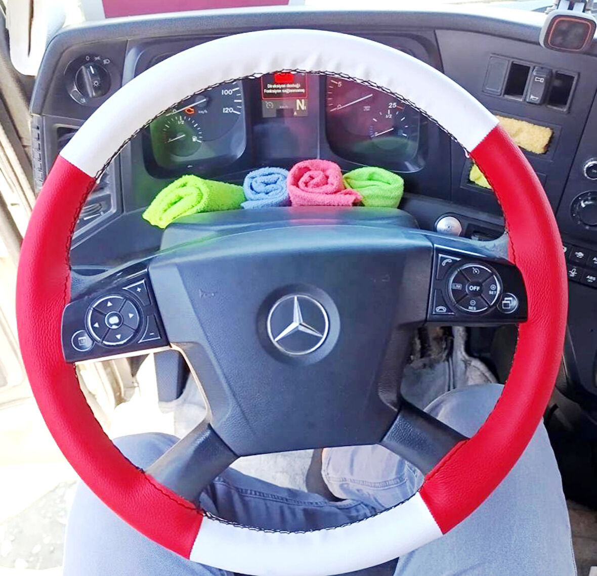 DİKİŞLİ DİREKSİYON KILIFI KIRMIZI / BEYAZ DERİ SİYAH DİKİŞLİ YENİ MERCEDES TIR KAMYON