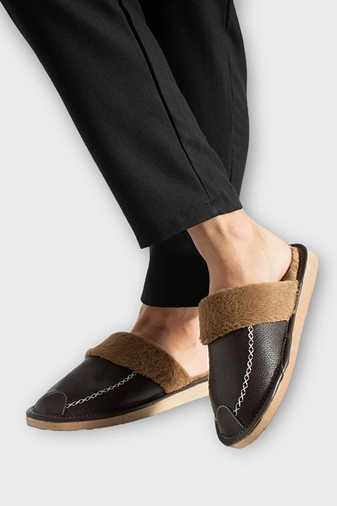 Deri Görünümlü Kürklü Erkek Ev Terliği KAHVERENGİ