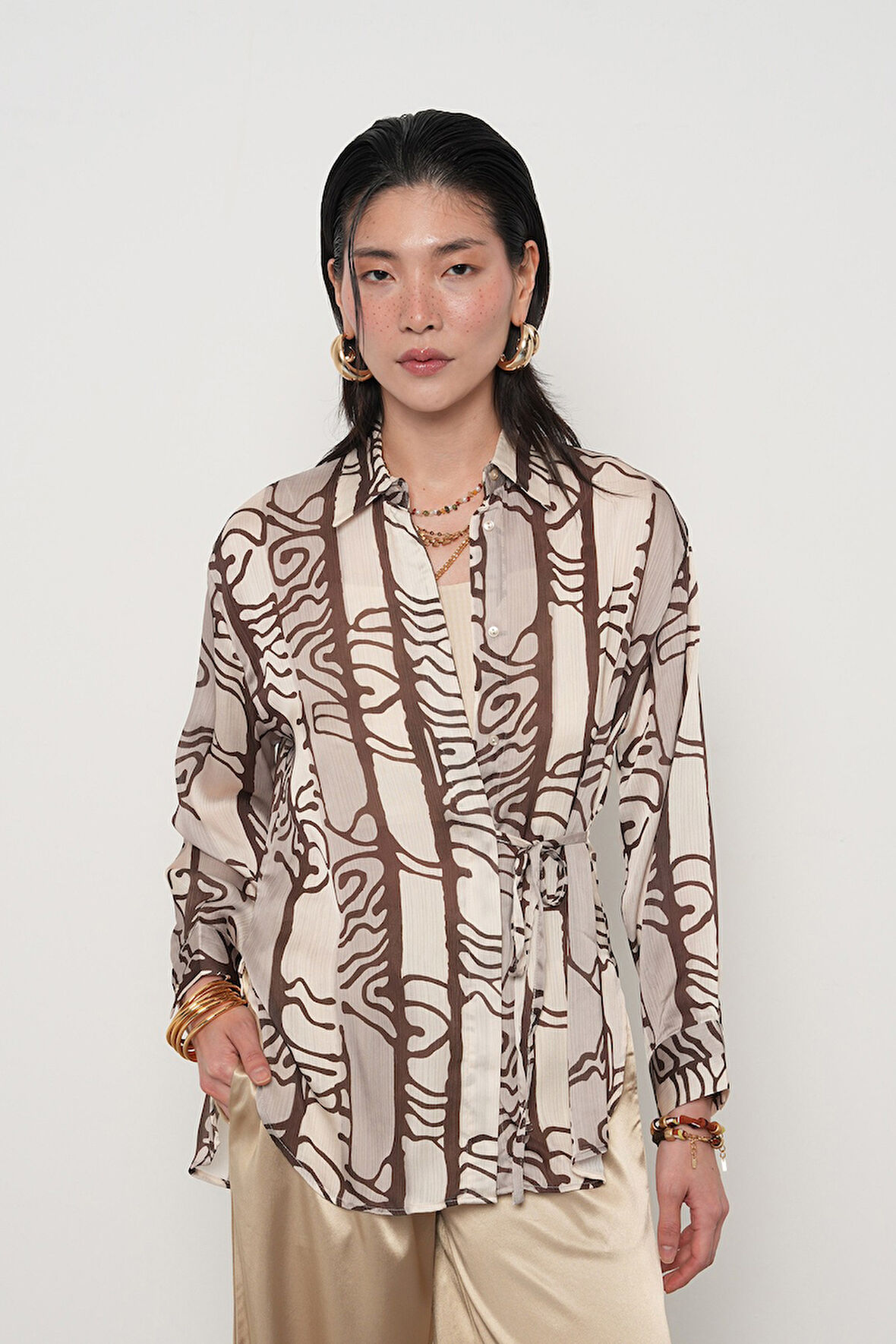 KADIN BELDEN BAĞLAMA DETAYLI DESENLİ GÖMLEK