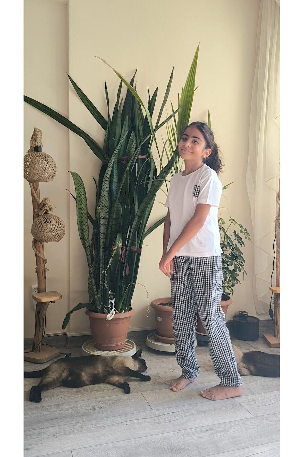 Kız Çocuk Pantolonlu Tişörtlü Takım Beyaz Tişört Pötikareli Pantolon Kırmızı, Siyah, Sarı