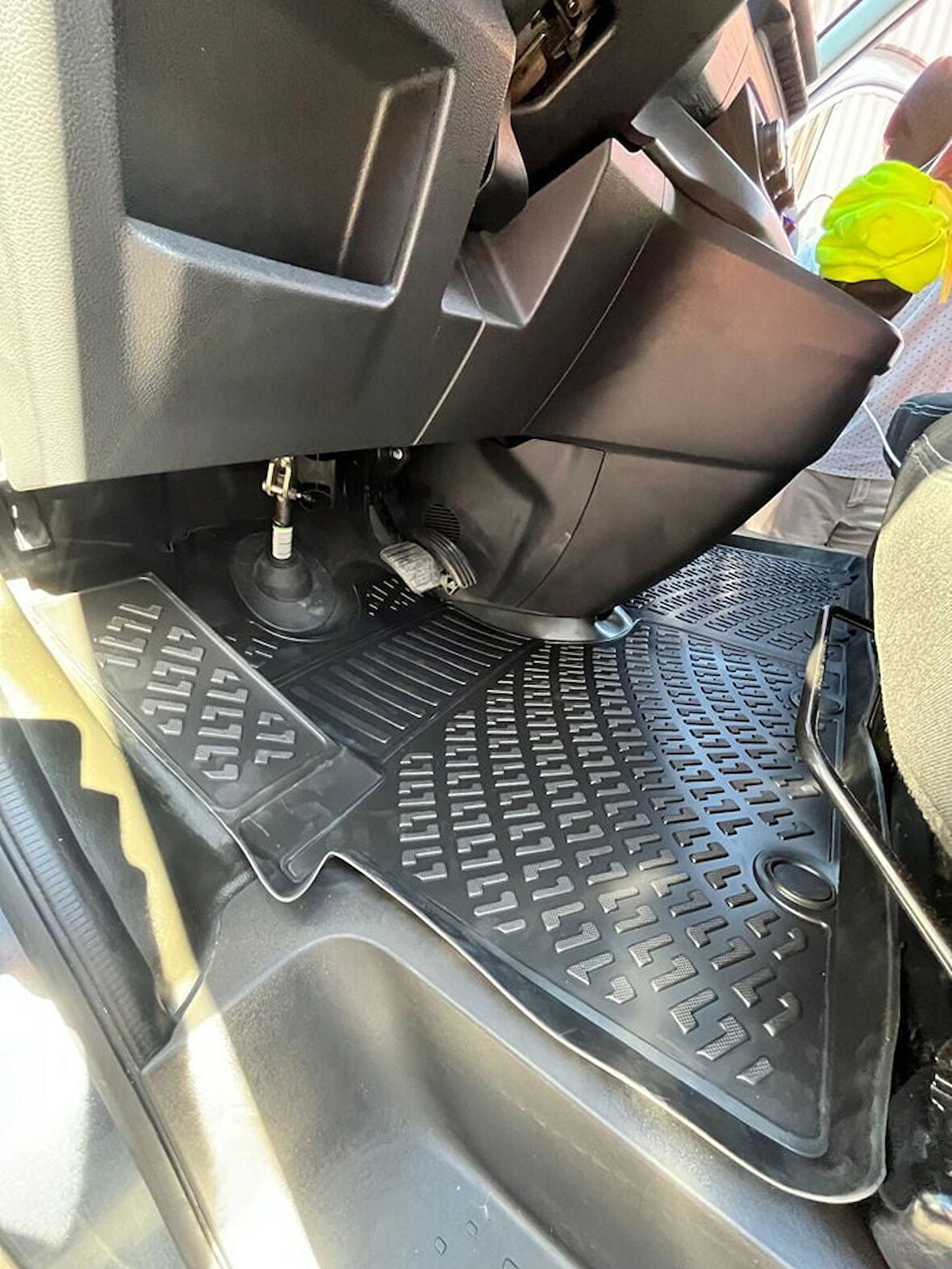 Rizline Opel Vivaro 2014-2019 3D Havuzlu Paspas