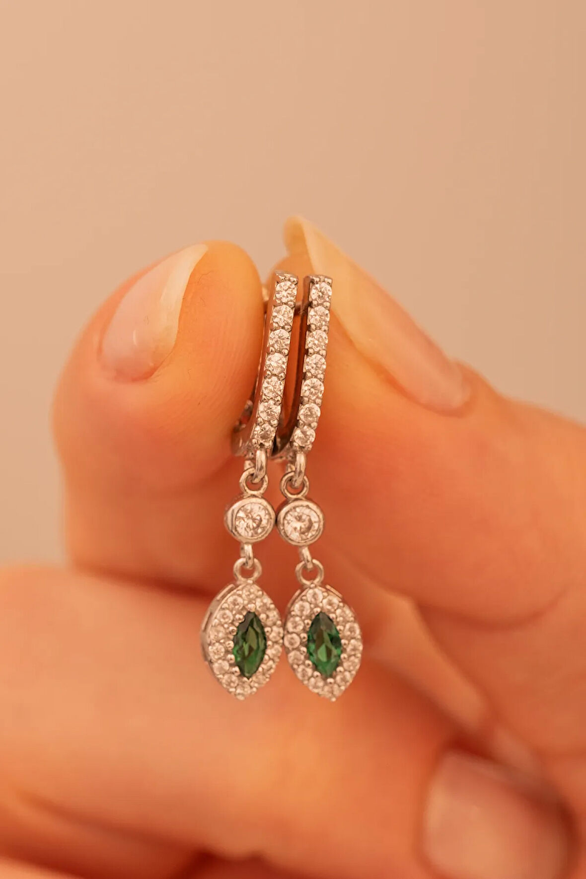 Kadın Gümüş Küpe - Pera Zümrüt Mekik Taşlı 925 Ayar Gümüş Küpe