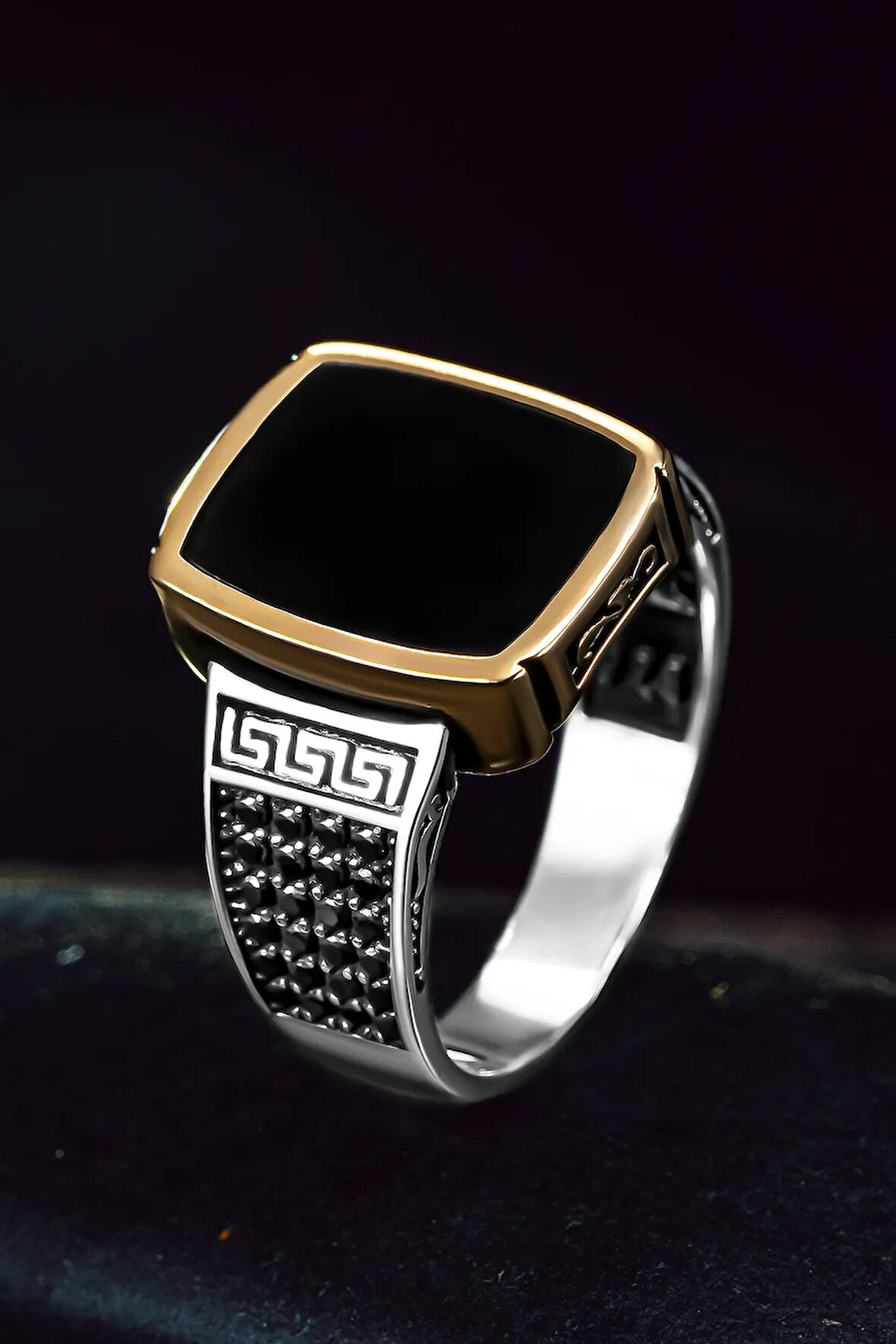 Erkek Gümüş Yüzük - Düz Oniks Taşlı Yanı Grek Desenli Erkek Yüzük