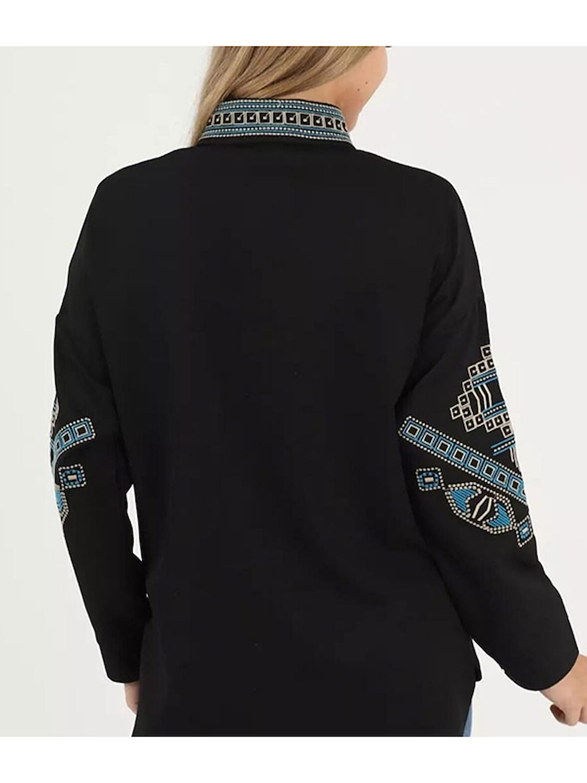 Nakış Detaylı Atlas Kumaş Gömlek