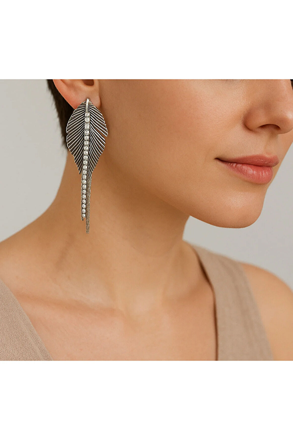 Çelik Karama Yapmaz Zirkon Taşlı Yaprak Model Şık Zarif Kadın Küpe