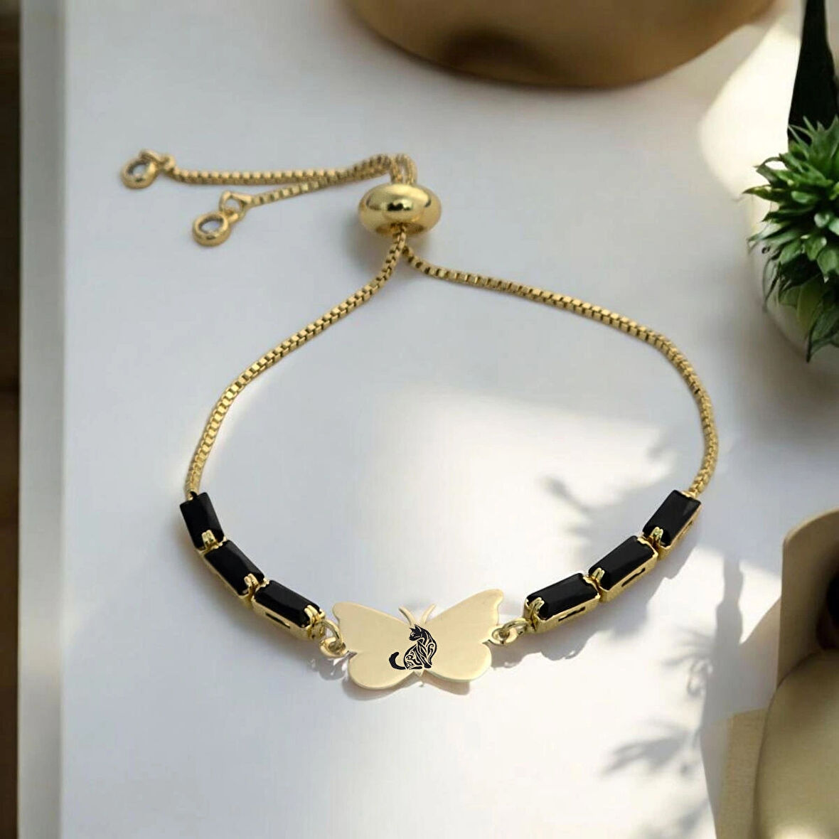 Kedi Temalı Kelebek Motifli 14 Ayar Altın Plakalı Zincirli Hediye Bileklik-343sembol-siyahtaş