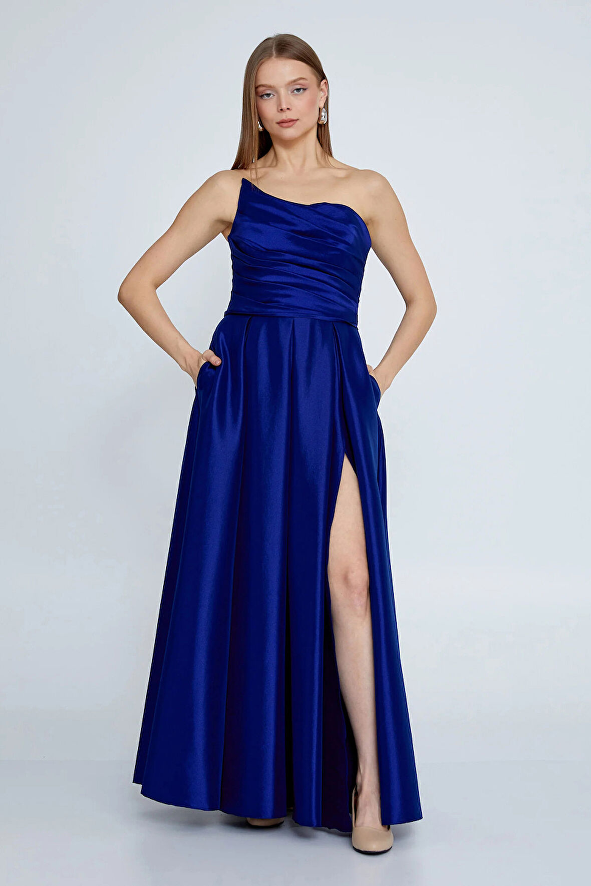 Şeref Vural Kadın Asimetrik Yaka Derin Yırtmaçlı Drapeli Saten Abiye Elbise 8113 Mor