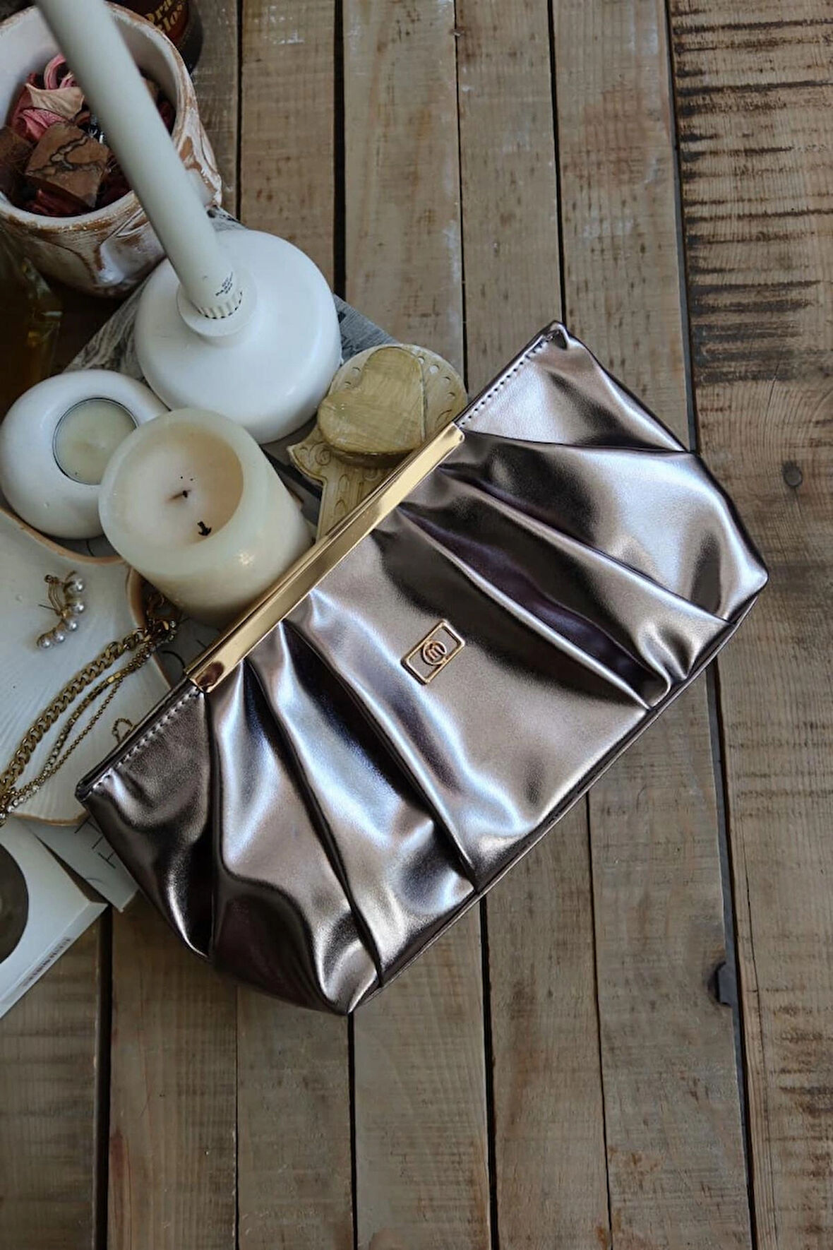 bronz metal aksesuarlı büzgülü el çantası