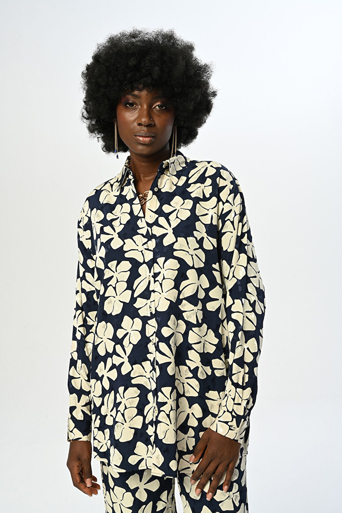 KADIN ÇİÇEK DESENLİ LACİVERT OVERSİZE KESİM GÖMLEK