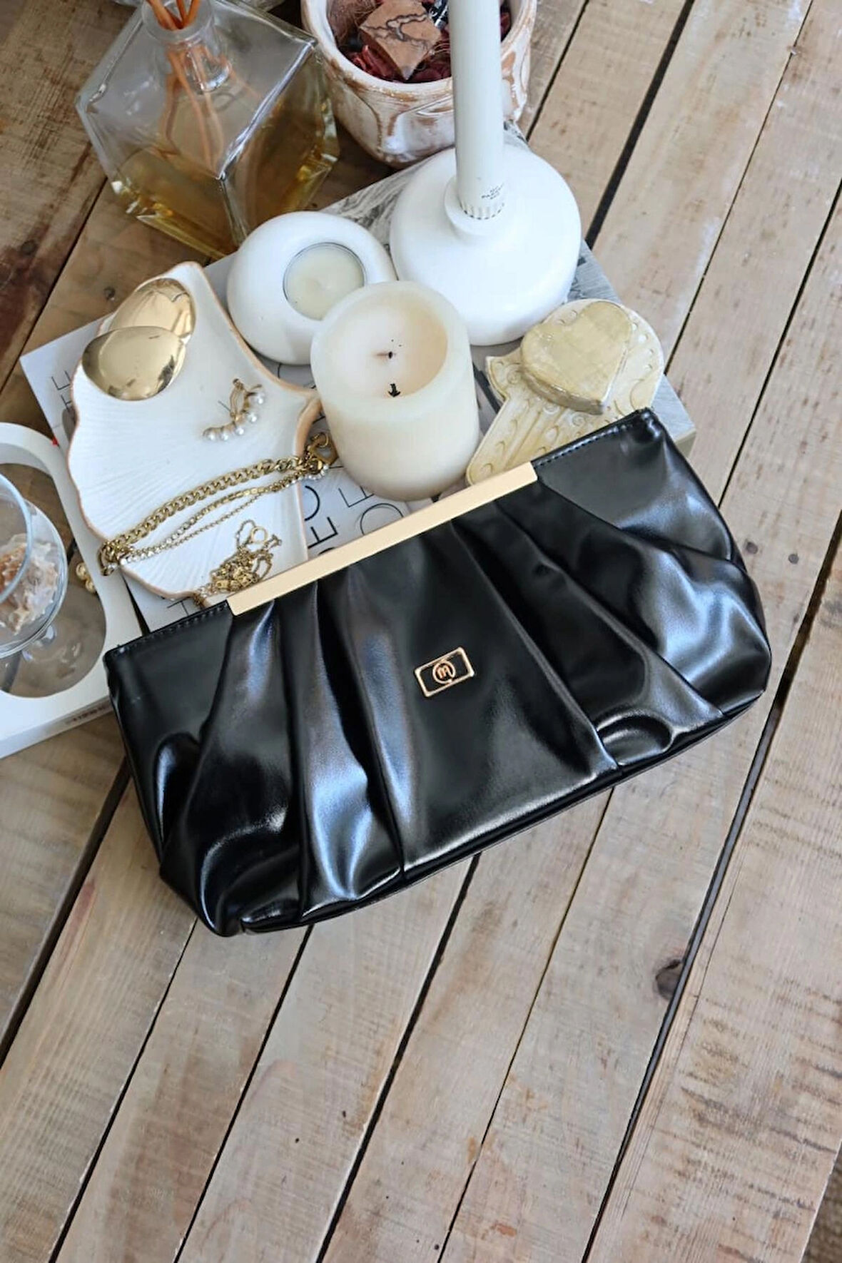 siyah metal aksesuarlı büzgülü el çantası