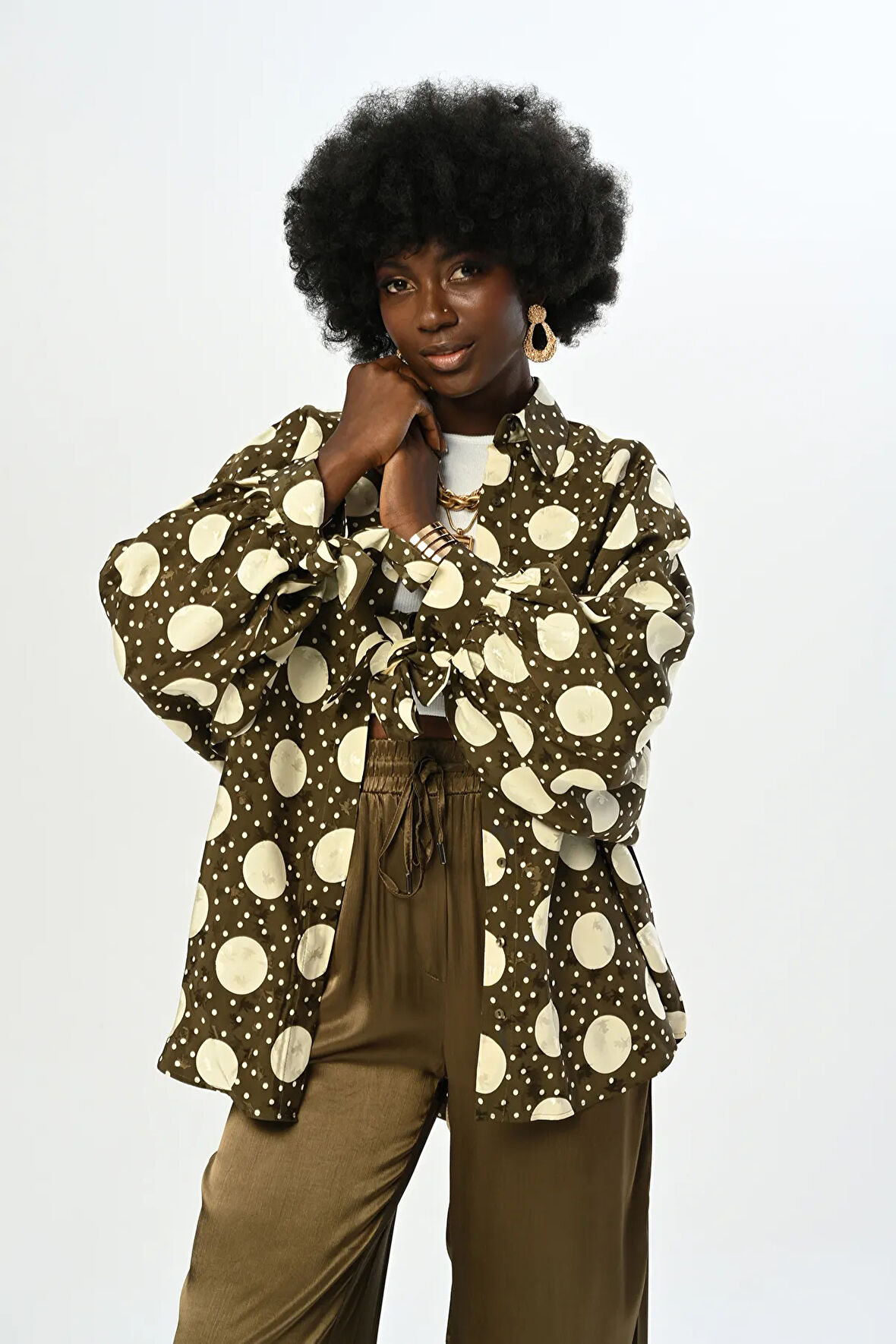 KADIN HAKİ RENK KOLLARI BAĞLAMALI PUANTİYE DESENLİ OVERSİZE KESİM GÖMLEK