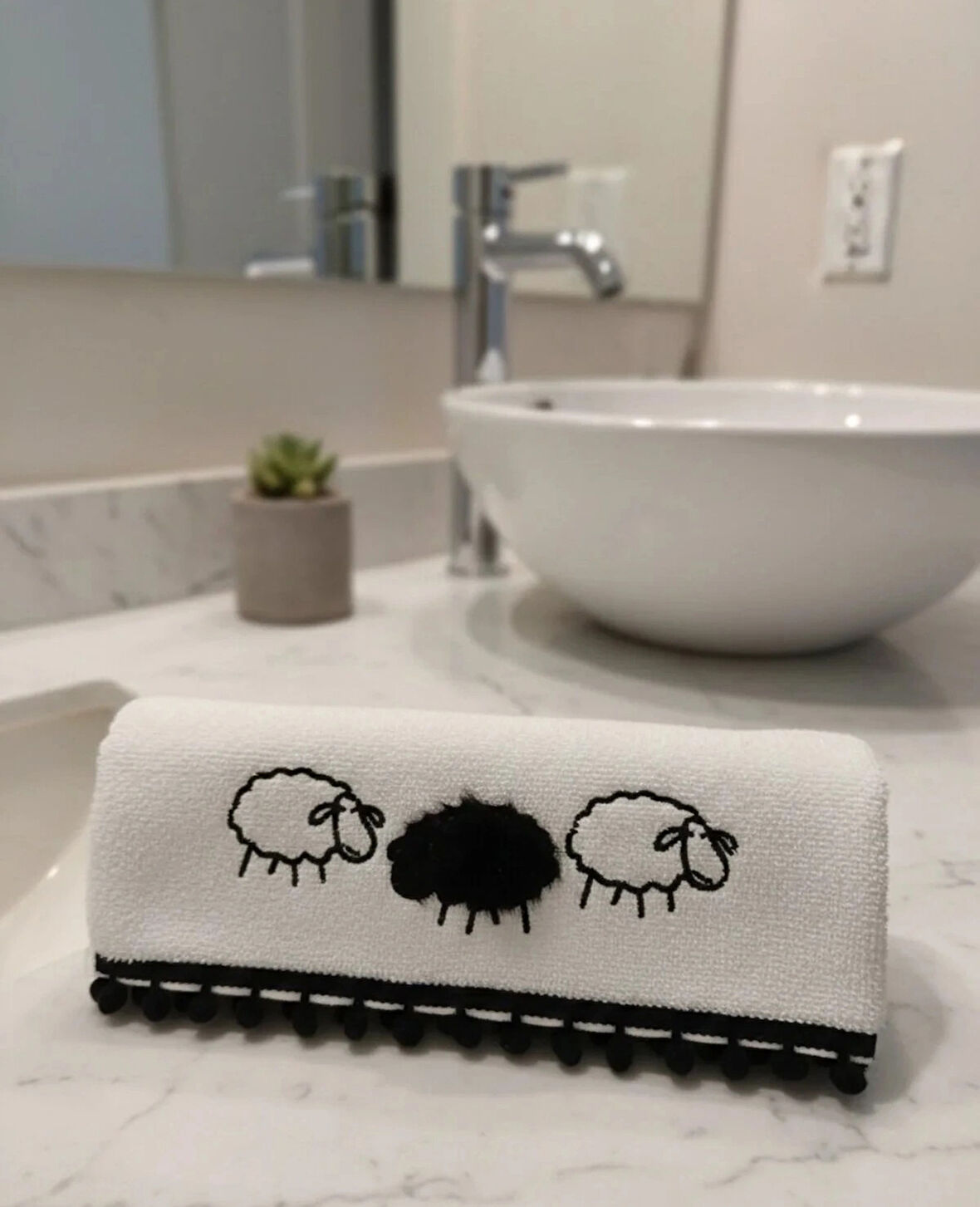 Kuzu Nakışlı El Yüz Havlusu 30x50 (100%Pamuk)