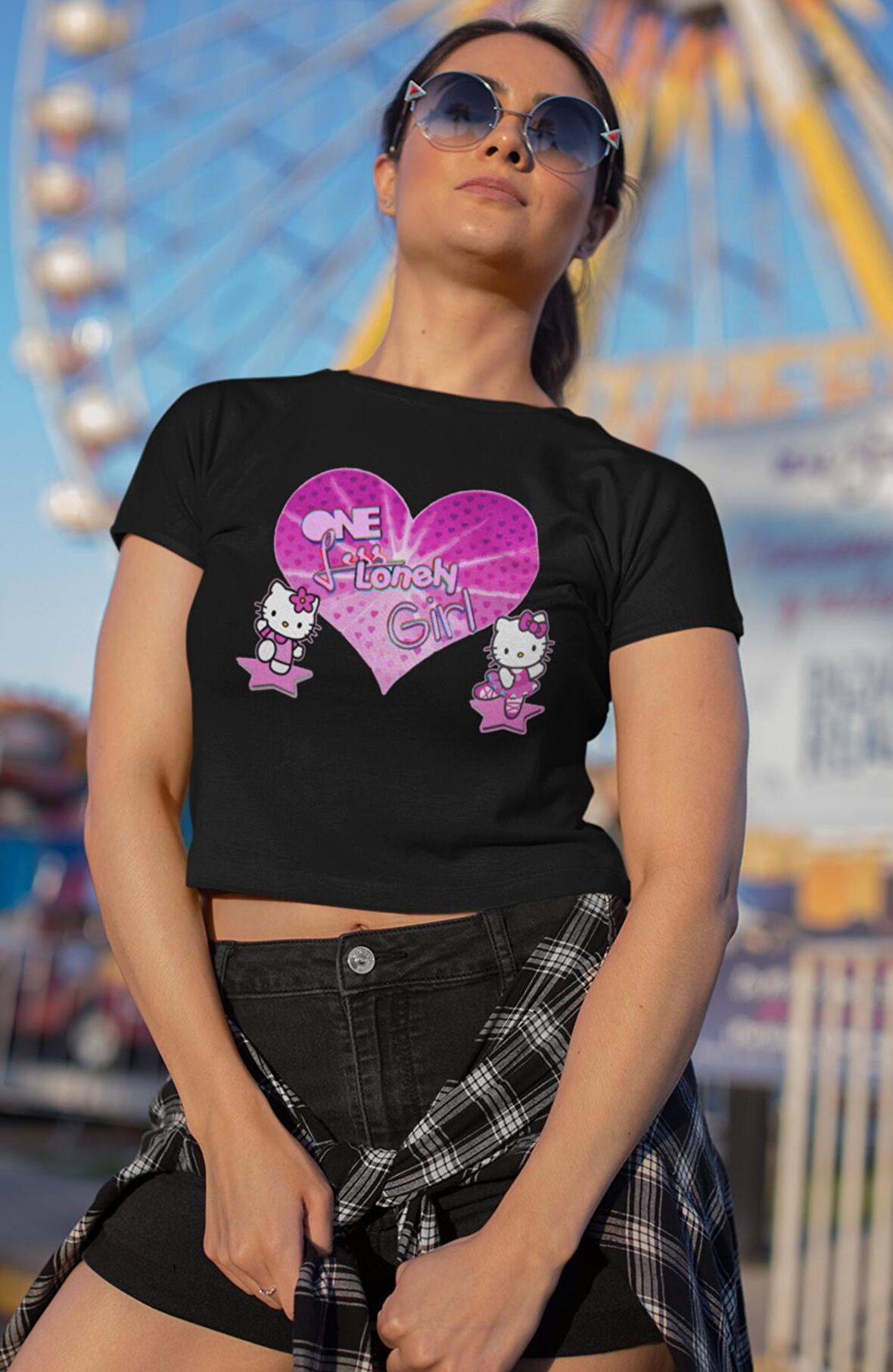 One Less Lonely Girl Yazılı Crop Top, Hello Kitty Baskılı Crop Bluz