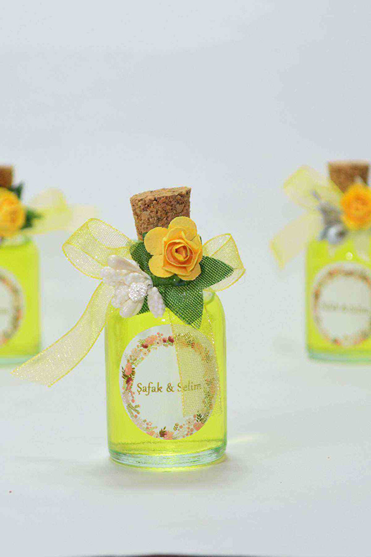 25 Adet Çiçekli Hediyelik Kolonya Şişesi, Nikah Şekeri, Bebek Şekeri - Beyaz Sarı