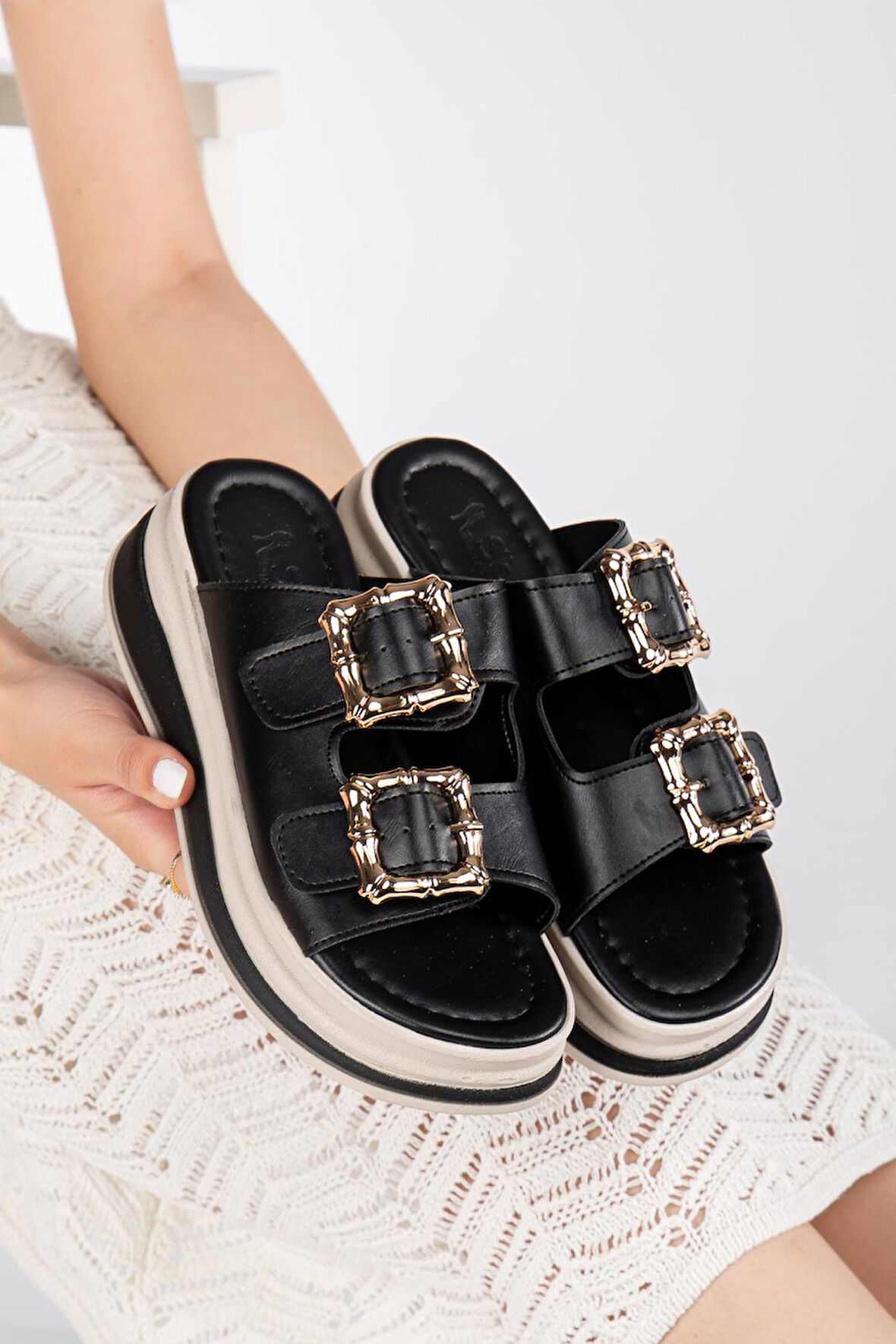 Çift Bantlı Tokalı Terlik