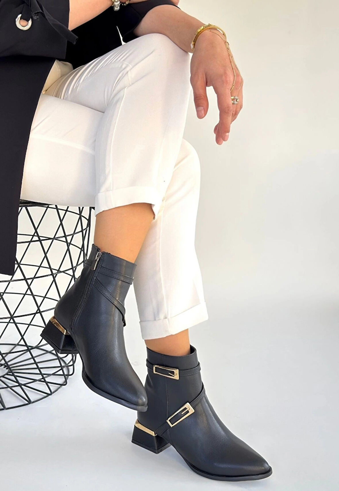 İnay Siyah Cilt Topuklu Bot