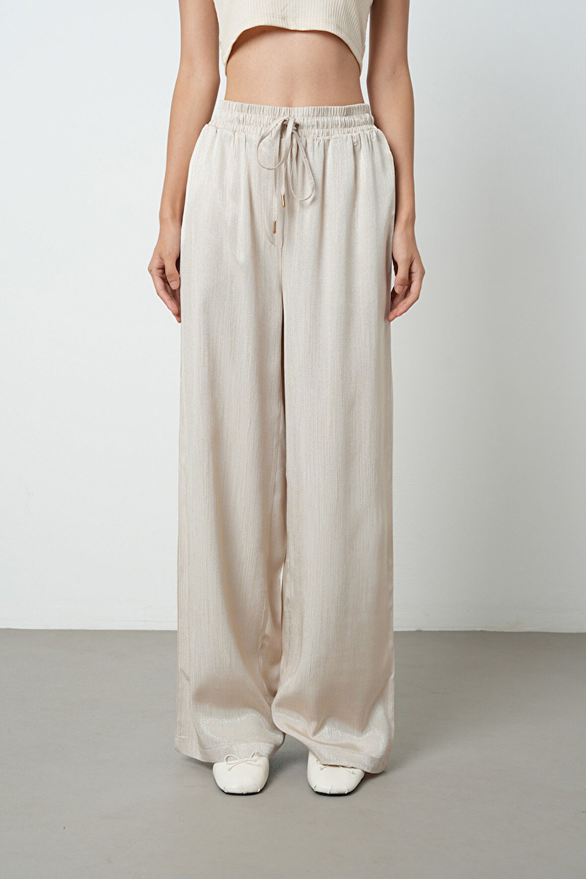 Kadın Bej Renk İnce Desenli Bol Paça Beli Lastikli Pantolon