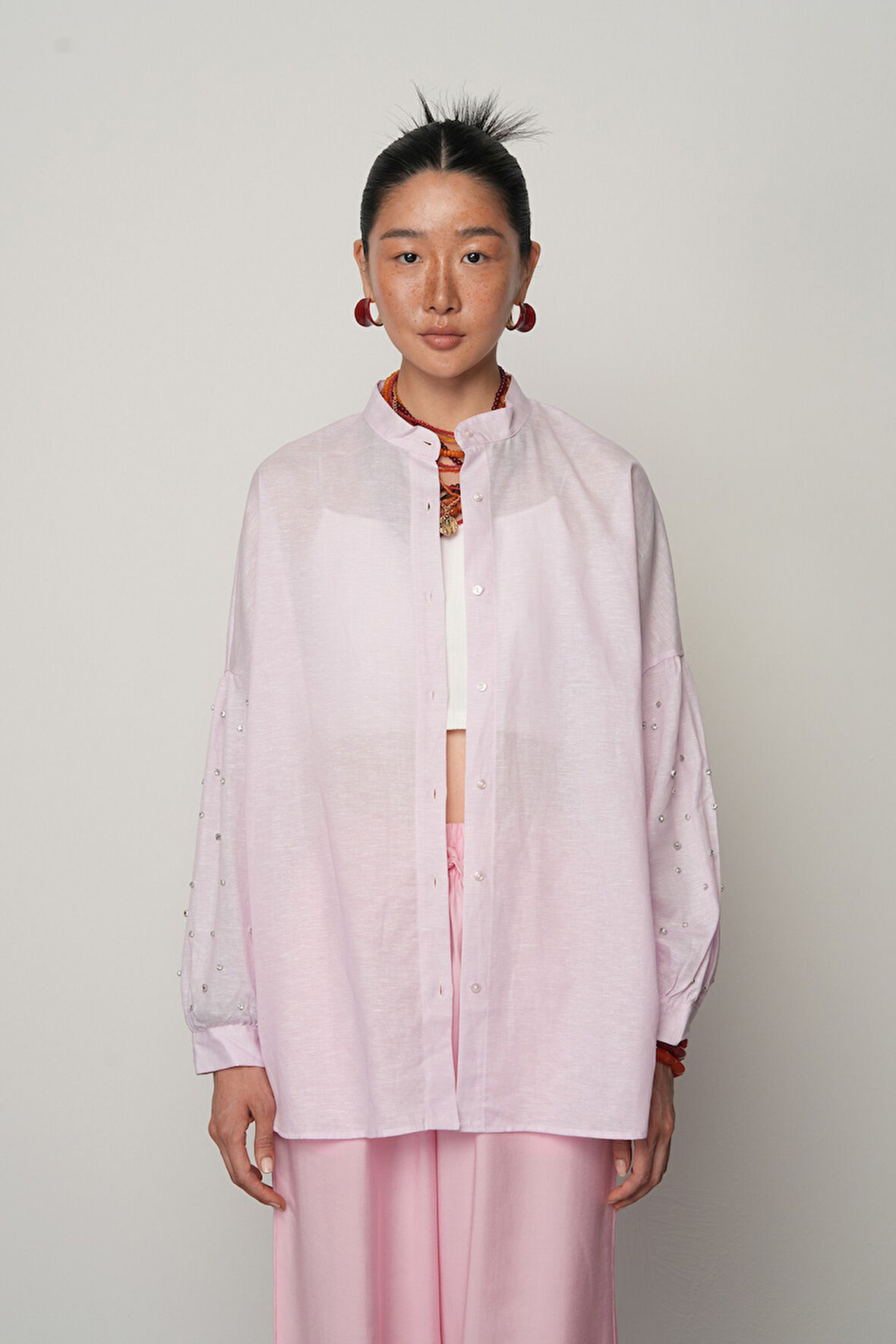 KADIN KOLLARI TAŞ İŞLEMELİ HAKİM YAKA PEMBE GÖMLEK