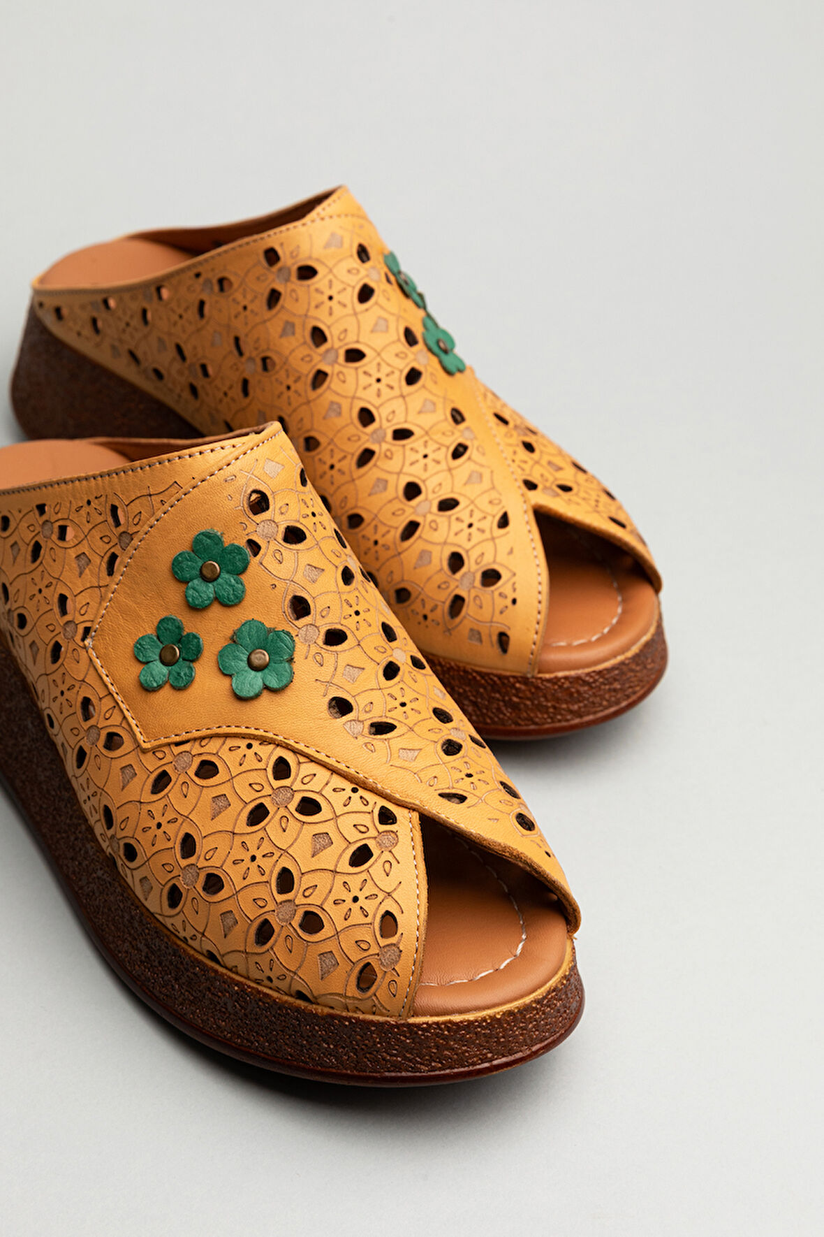 Gondol Hakiki Deri Çiçek Detaylı Dekolte Terlik mlk.5803 - Hardal - 40