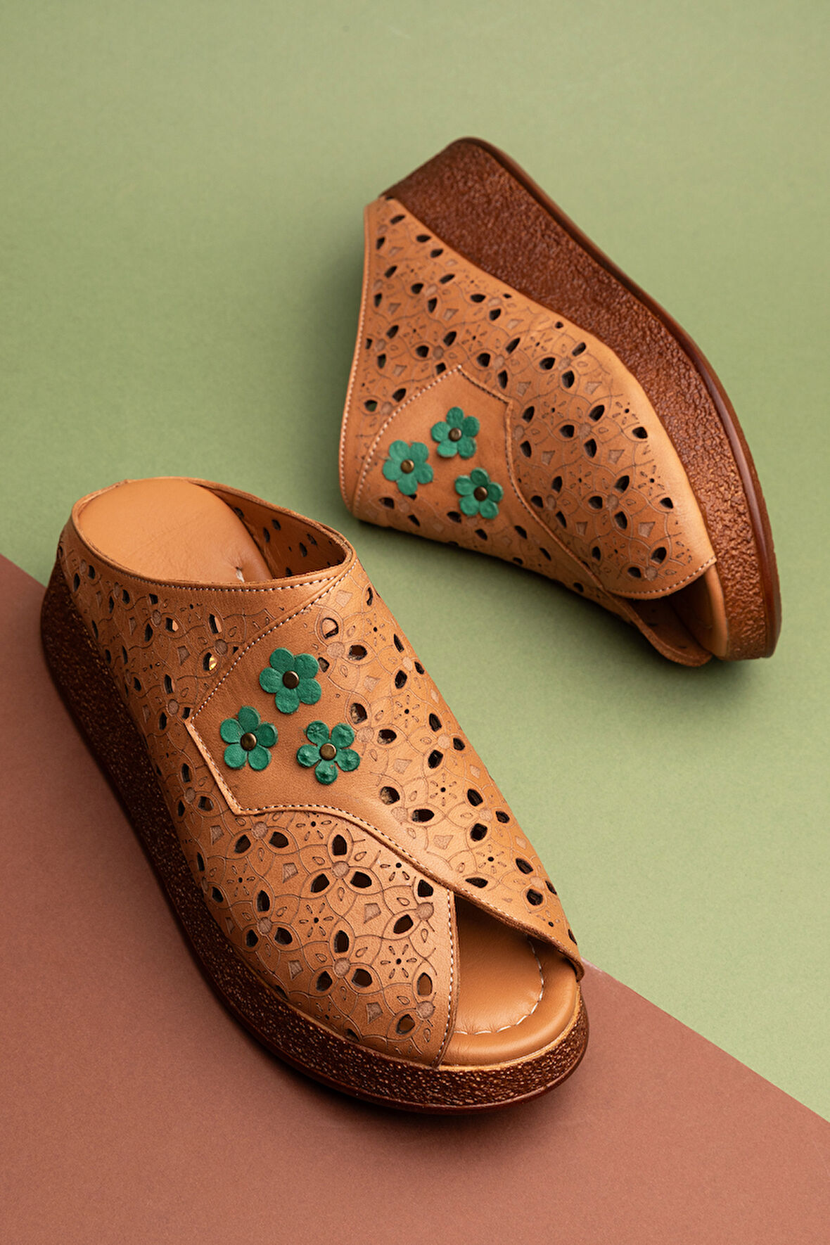 Gondol Hakiki Deri Çiçek Detaylı Dekolte Terlik mlk.5803 - Taba - 40