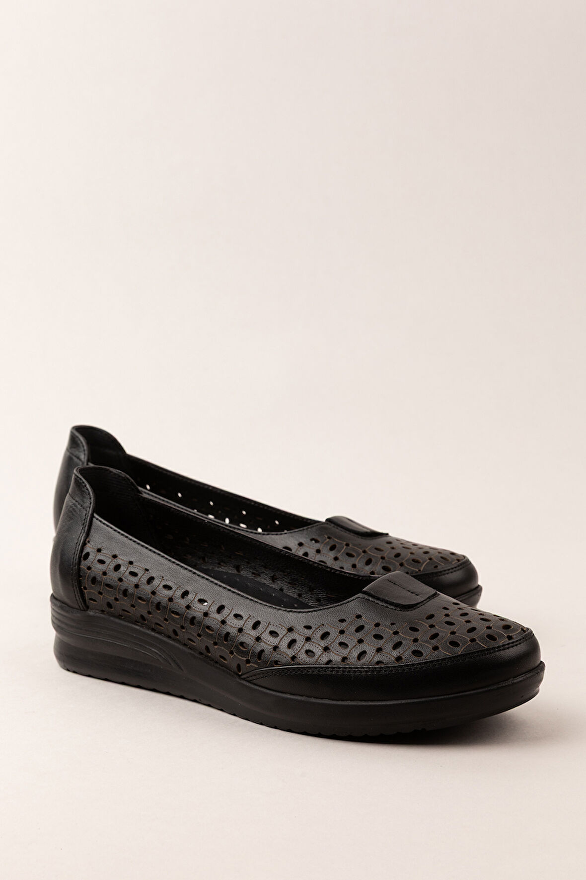 Gondol Kadın Hakiki Deri Anatomik Taban Lazer Delikli Günlük Ayakkabı Pyt.6221 - Siyah - 36