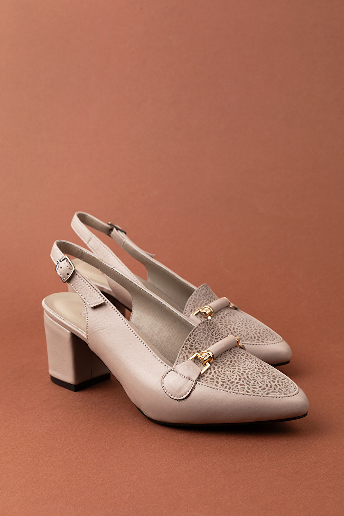 Gondol Kadın Hakiki Deri Şık Toka Detaylı Sivri Burunlu Topuklu Ayakkabı vdt.233 - Gri - 41