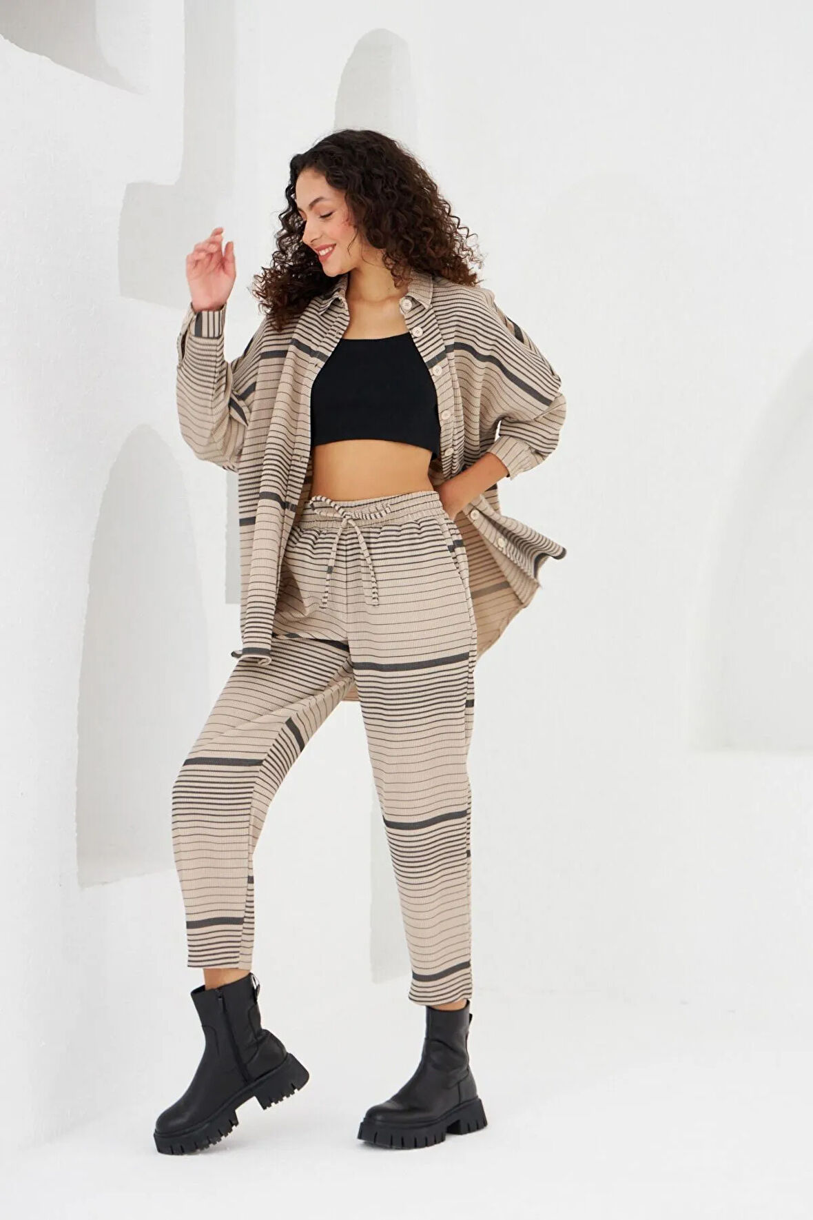 Yatay Çizgi Desenli Oversize Kesim Gömlek