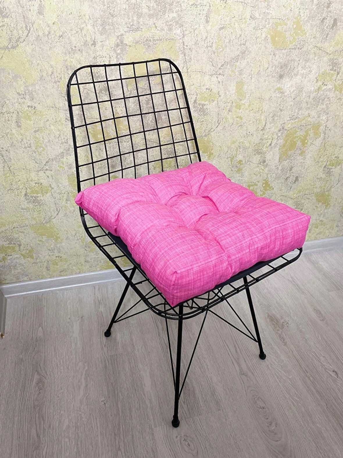 Pembe Renk Bağcıklı Sandalye Minderi Düğme Dikişi Detaylı 40x40cm 