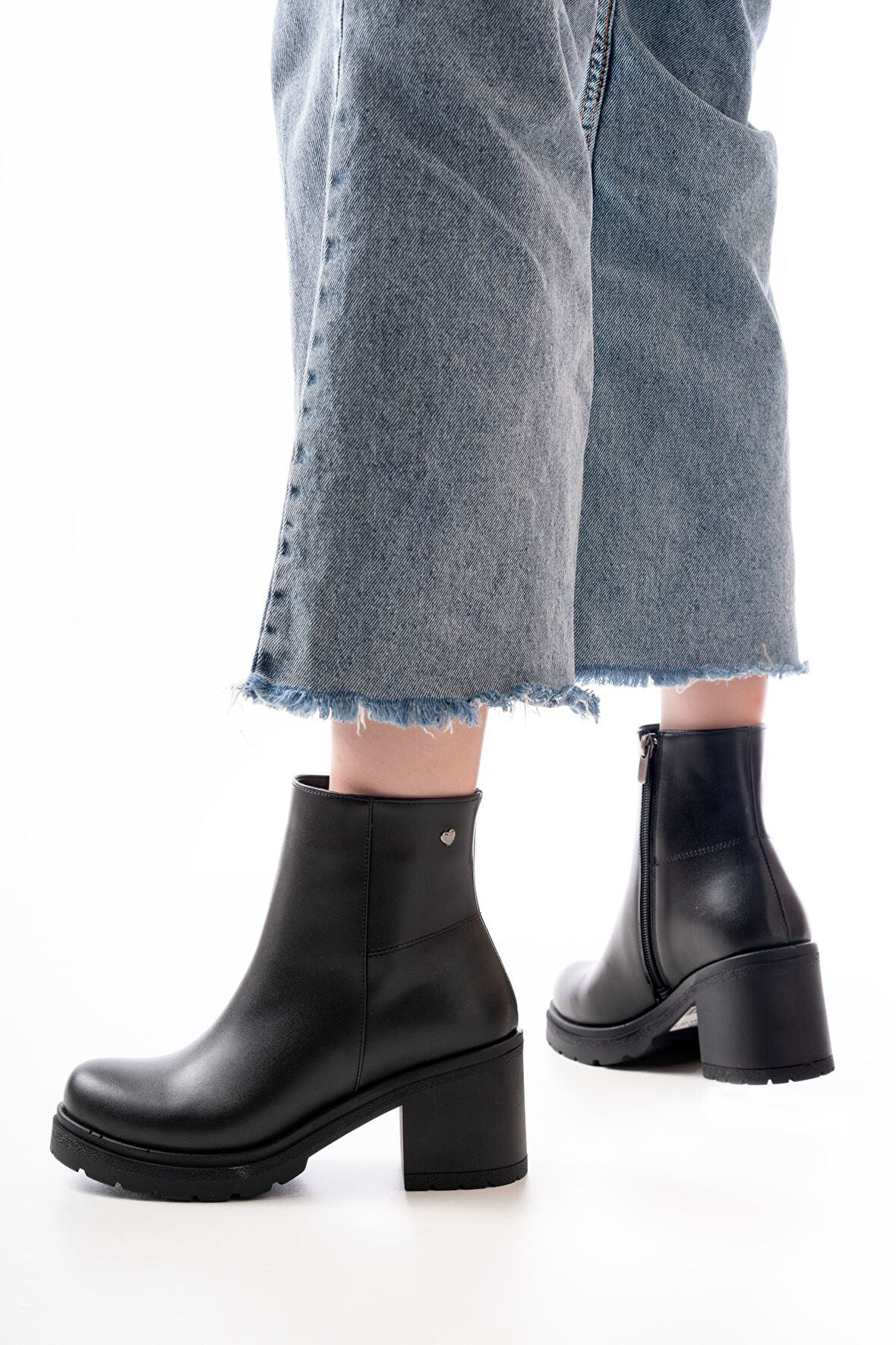  Siyah Fermuarlı Kalın Topuklu Günlük Kadın Bot