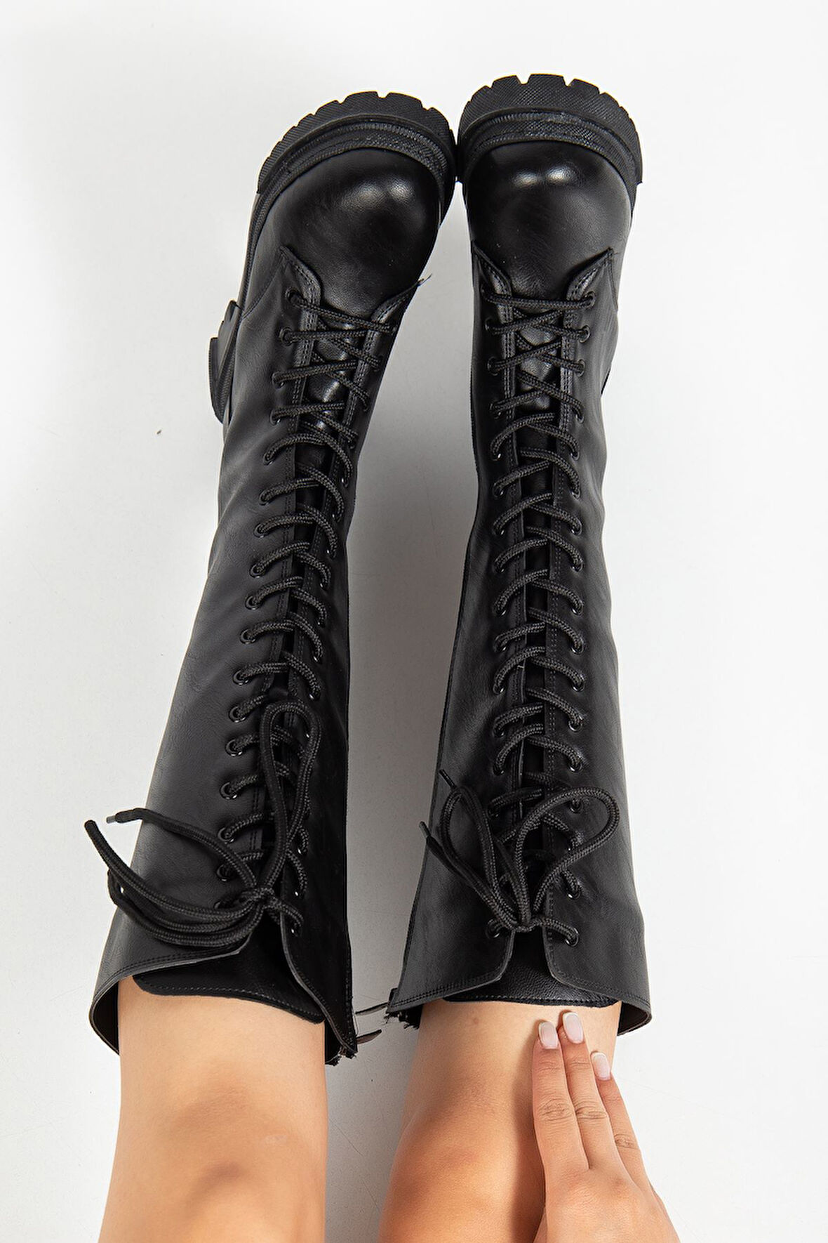 Kadın Siyah Bağcıklı Yandan Fermuarlı Günlük Çizme