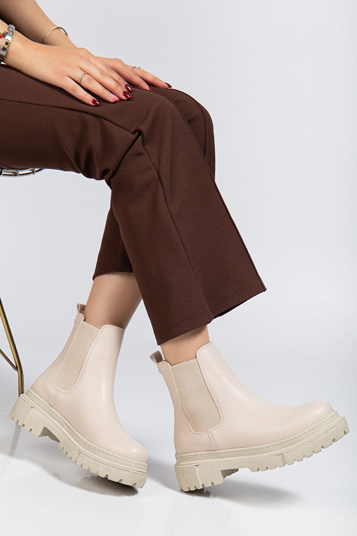 Bej Lastikli Günlük Kadın Bot