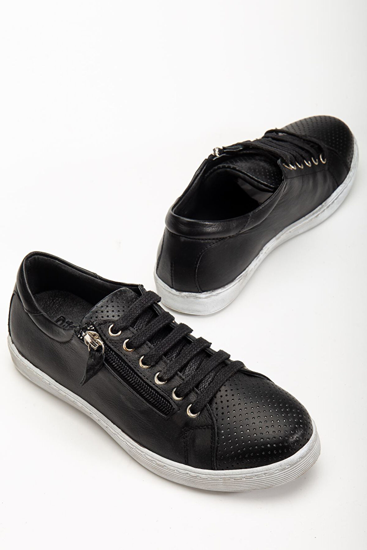 Kadın Siyah Hakiki Deri Delikli Spor Ayakkabı