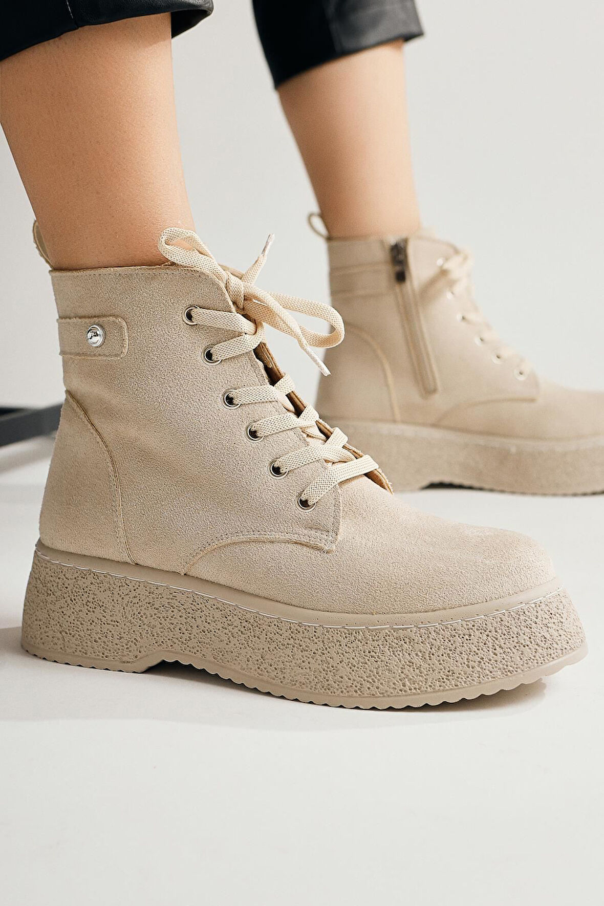 Kadın Postal Bot Bağcıklı Yandan Fermuarlı Bej Termo Kaymaz Taban