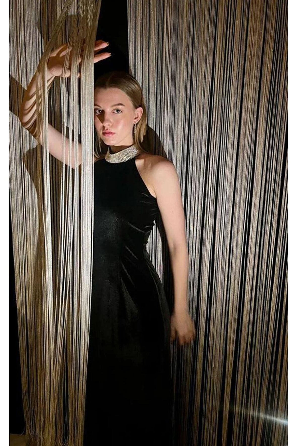 Taş detaylı siyah kadife elbise